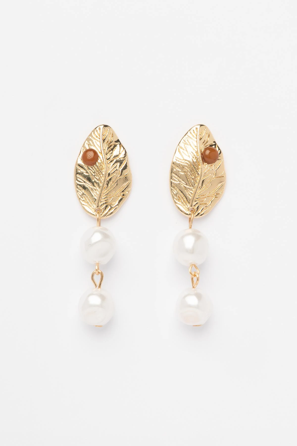 Gold Lazer Kesim Desen Yaprak Figürlü İnci Sallantılı Stefany Küpe AKE9417