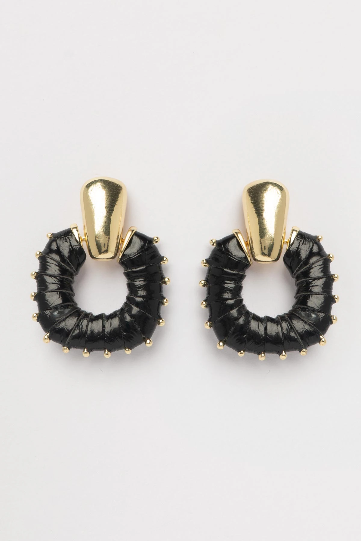 Gold Siyah Deri Kaplı Kare Stefany Küpe AKE9579