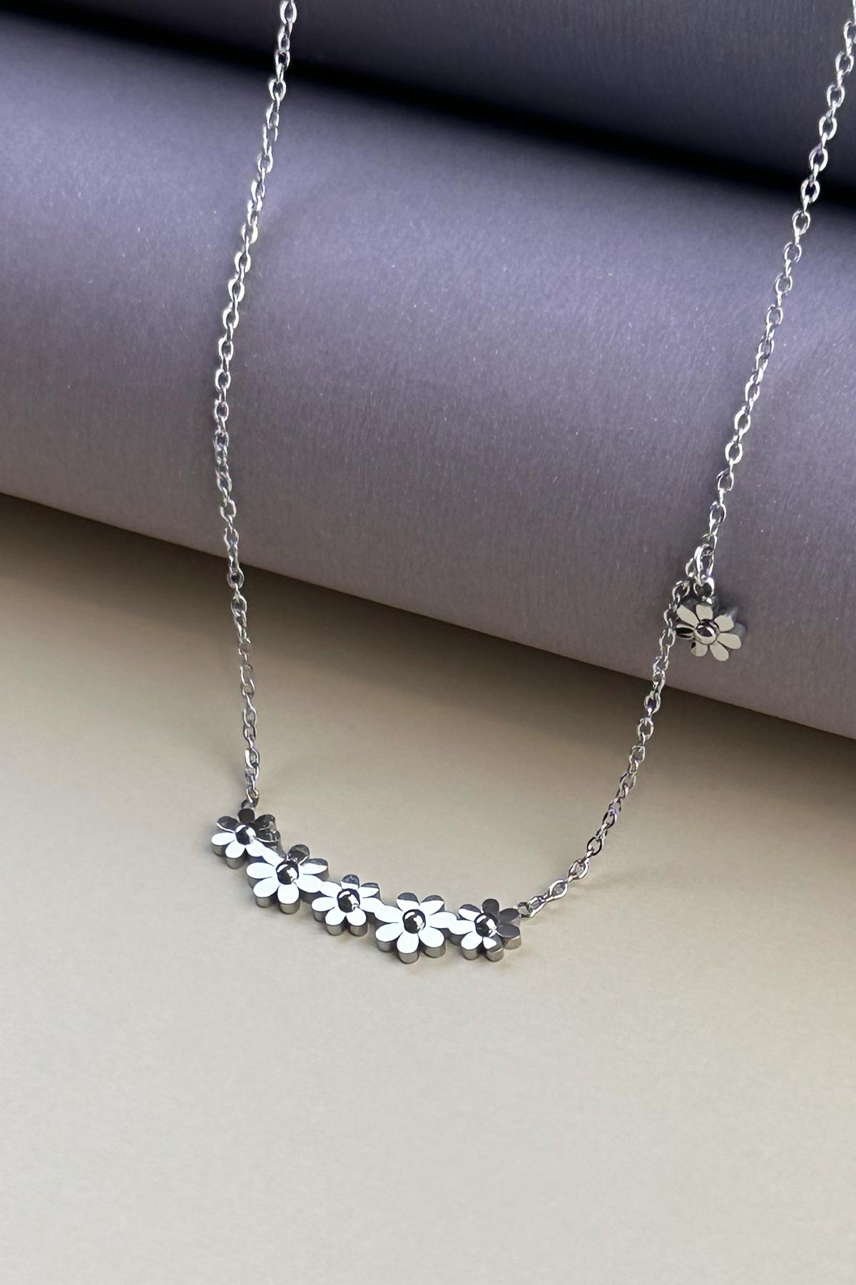 Silver Minimal Zincir Beşli Mini Papatya Sıralı Çelik Kolye 45 cm AKL4097