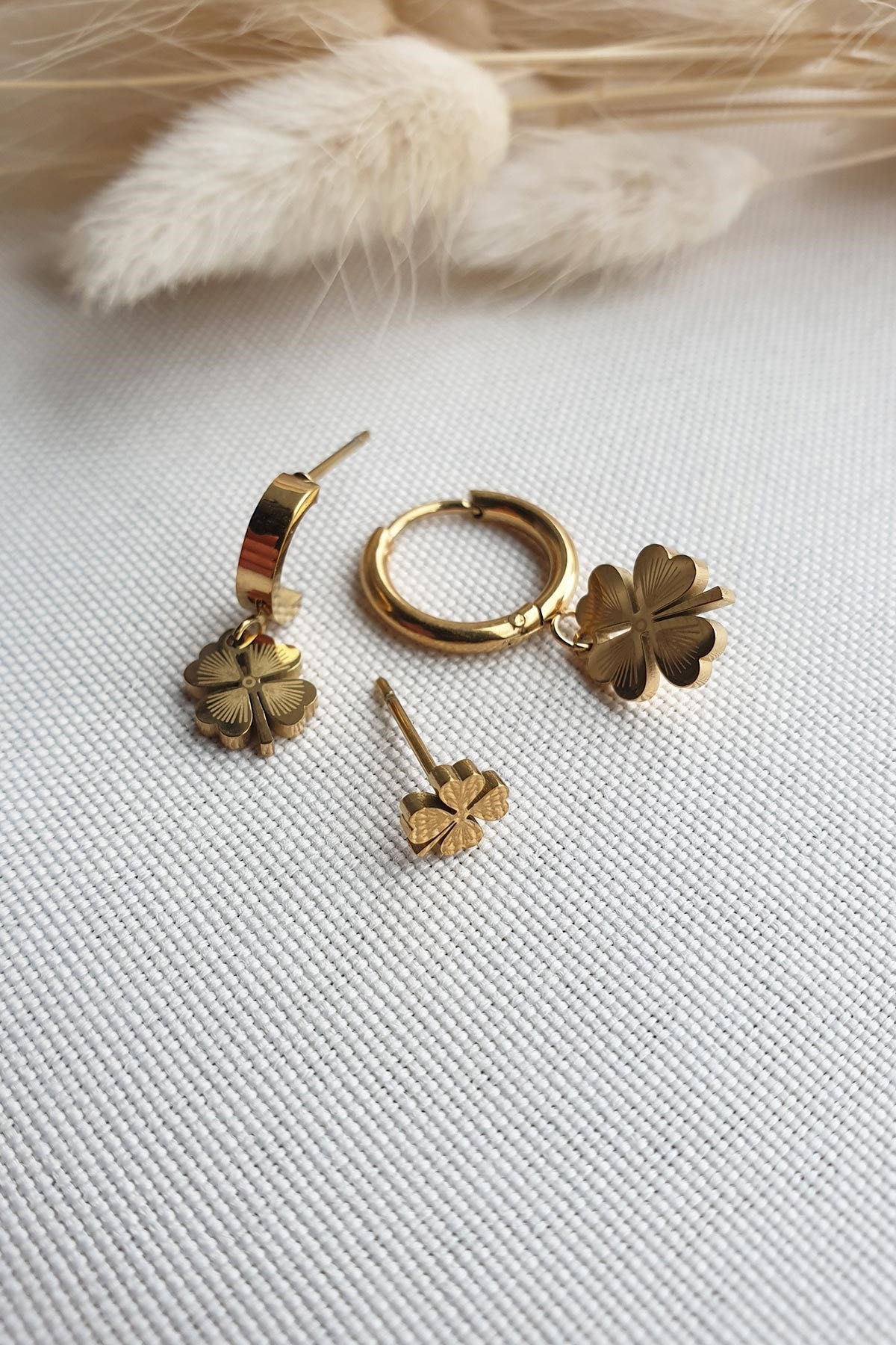 Minimal Çoklu Gold Yonca Çelik Küpe AKE4383