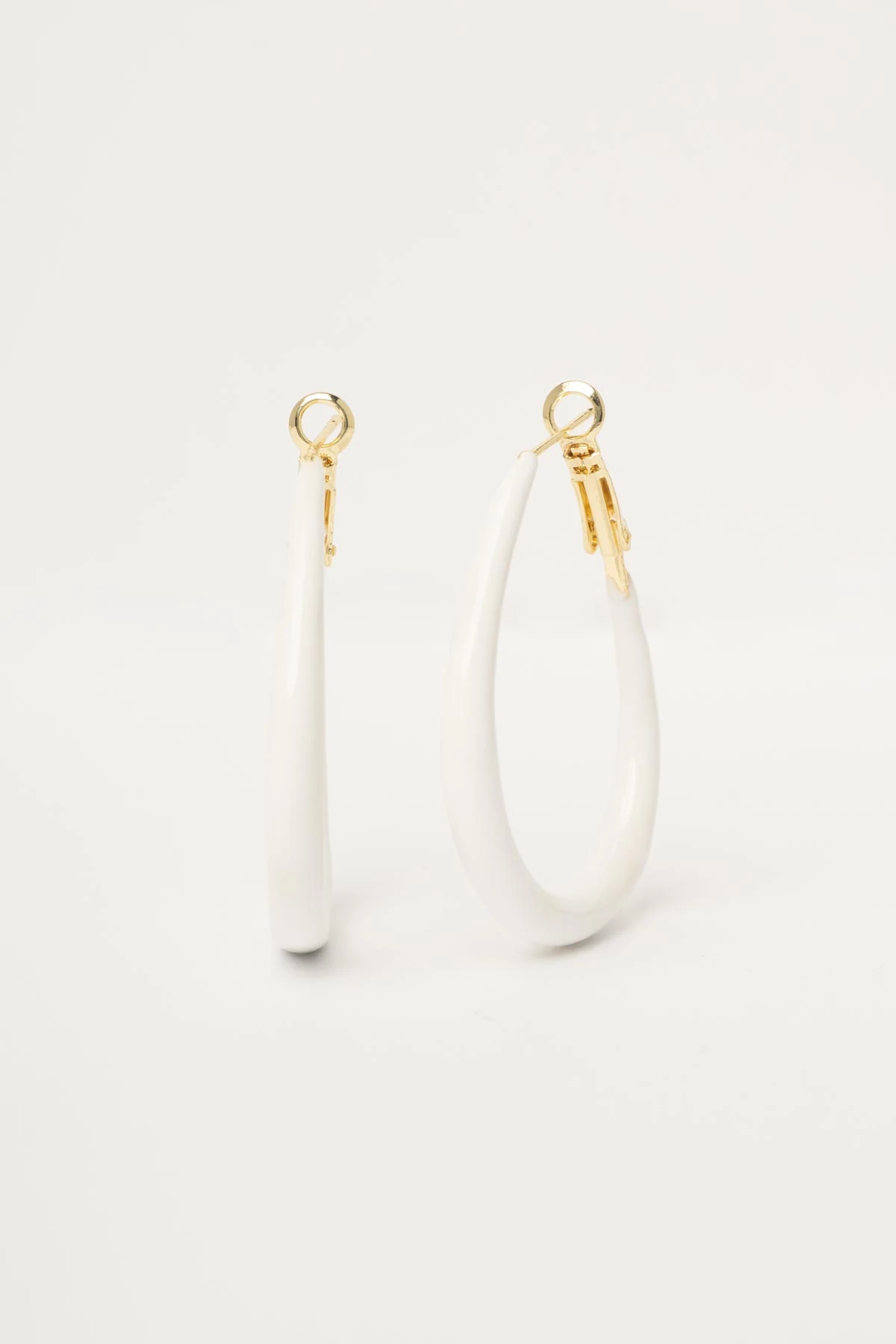 Beyaz Deri Görünümlü Bombeli Büyük Halka Stefany Küpe AKE9639