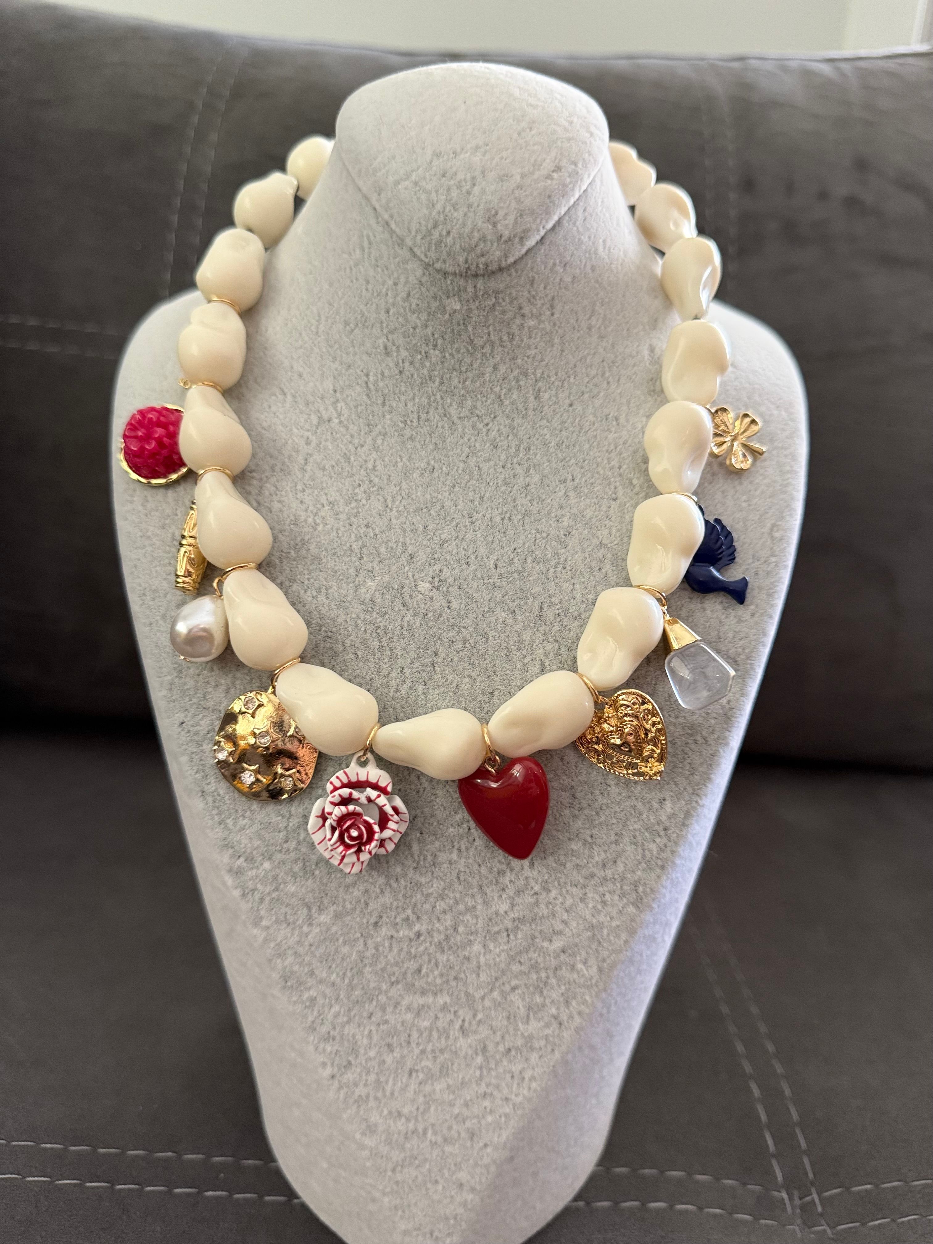 Charm Detaylı Suni İncili Kolye