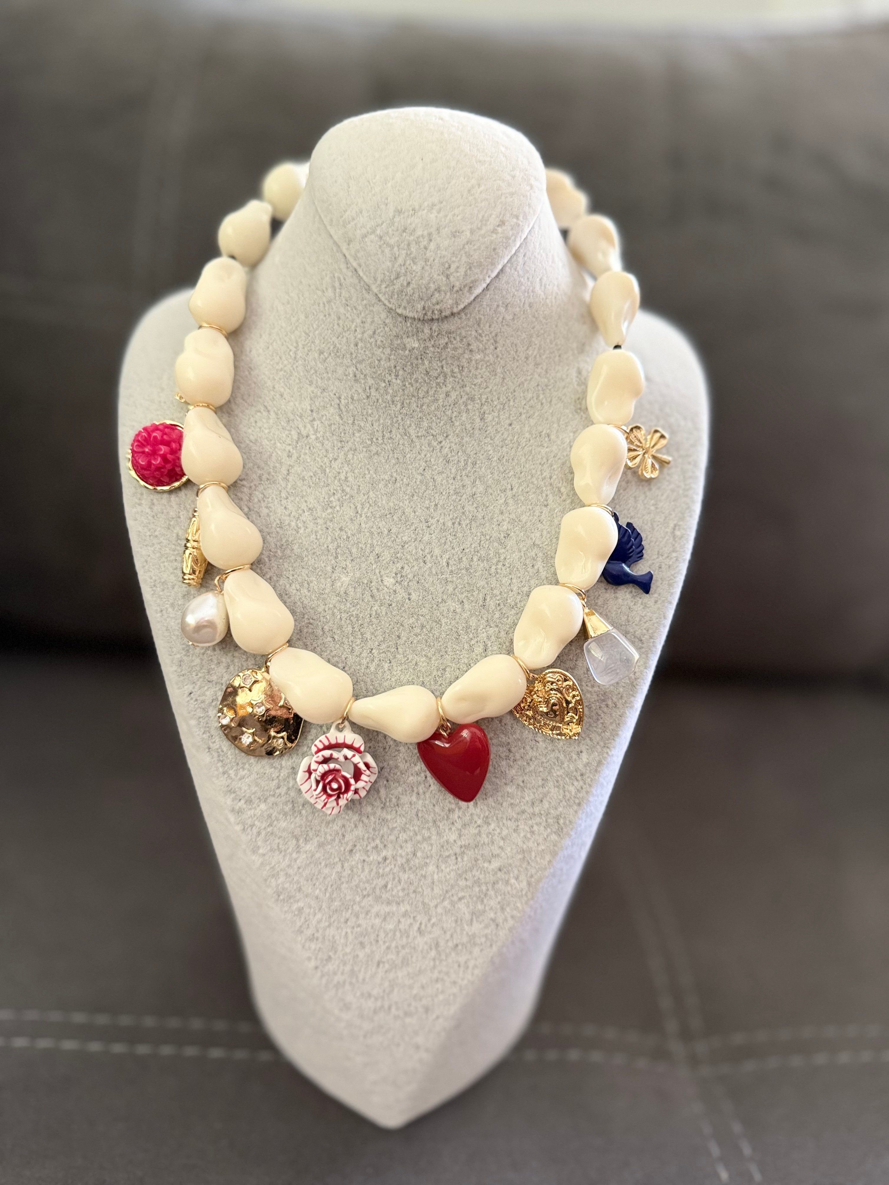 Charm Detaylı Suni İncili Kolye