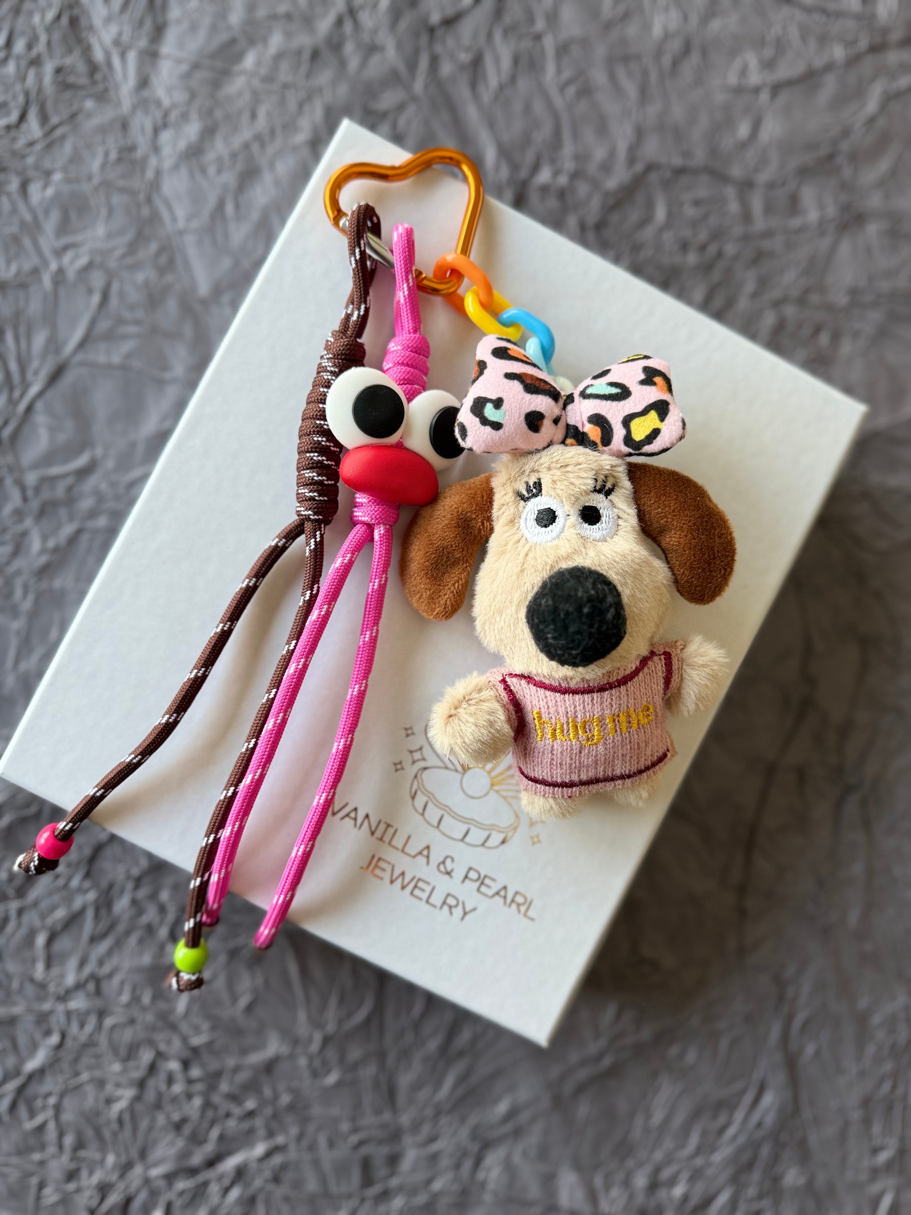 Renkli ve 'Hug Me' Yazılı Köpek Detaylı Çanta Charm Seti