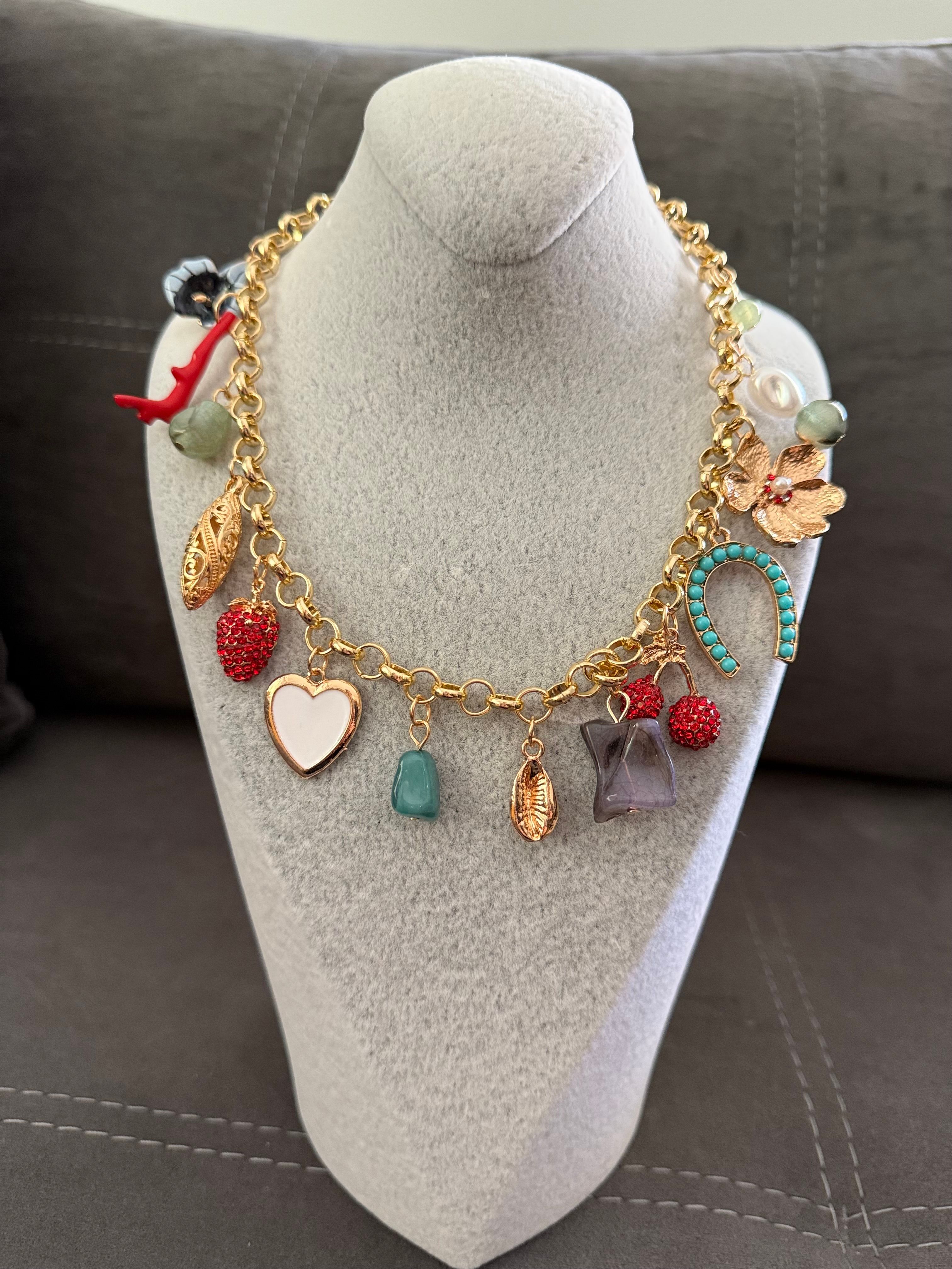 Charm Detaylı Gold Metal Zincir Kolye
