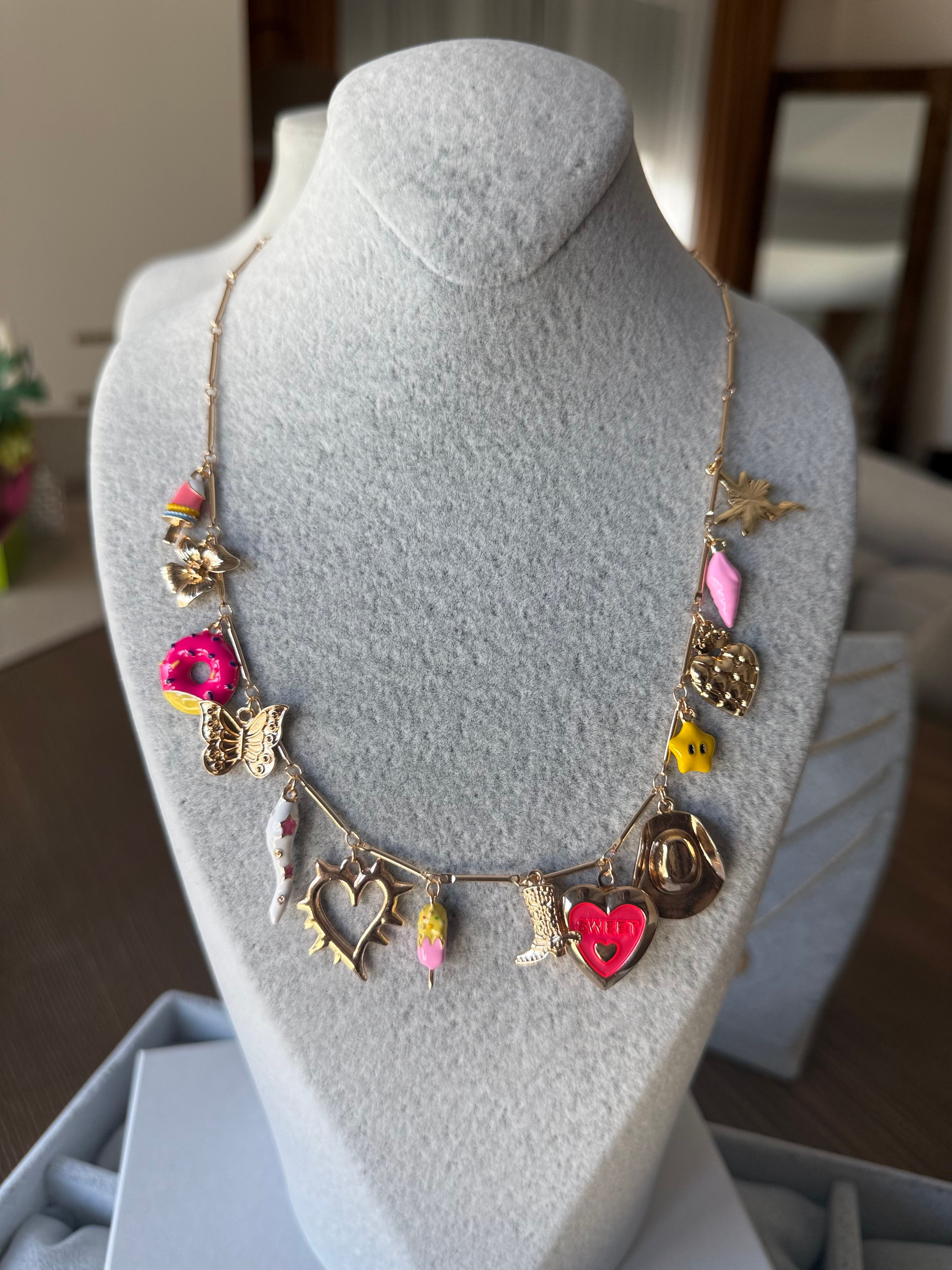 Pembe Kalp ve Charm Detaylı Gold Kolye