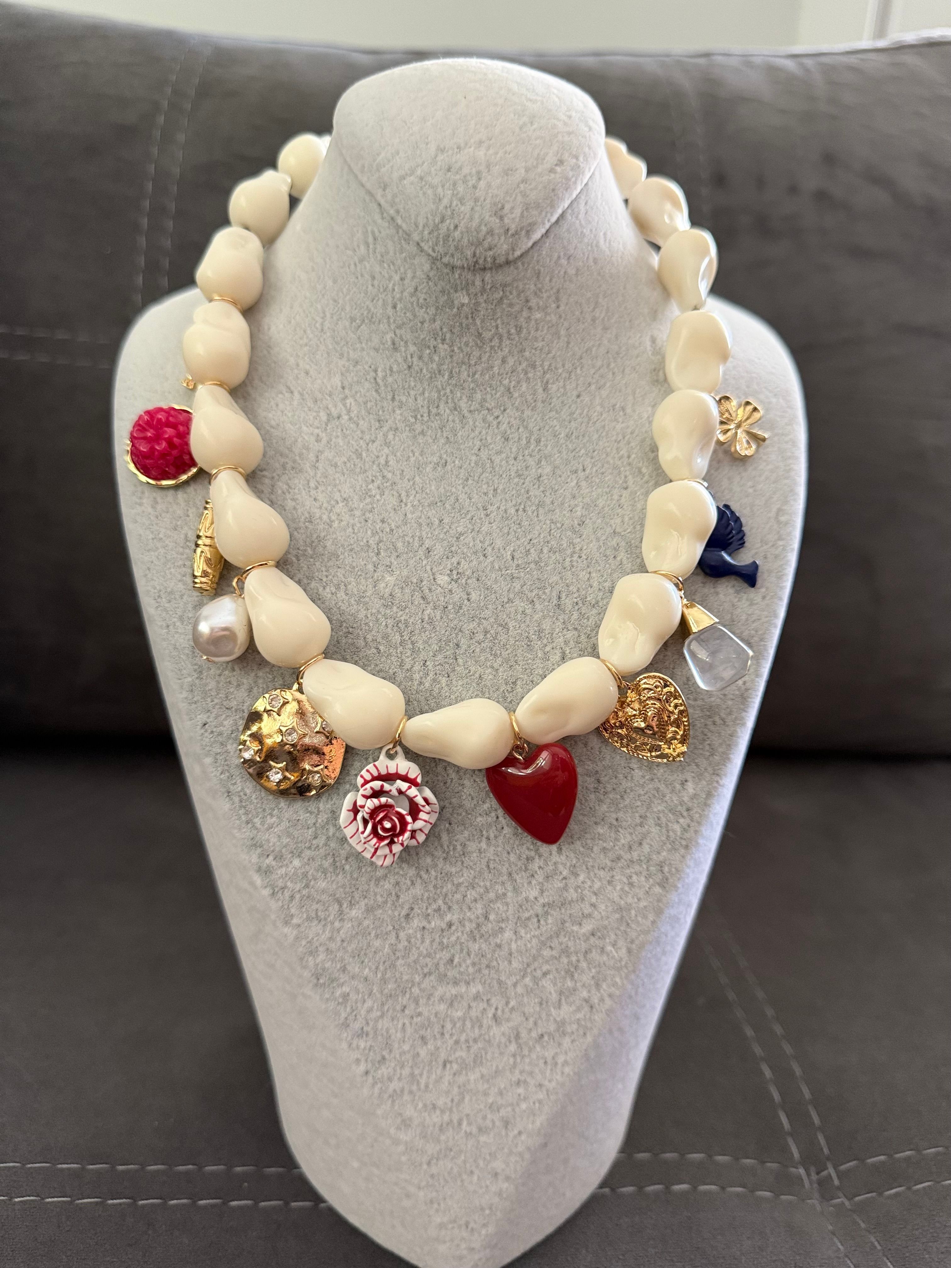 Charm Detaylı Suni İncili Kolye