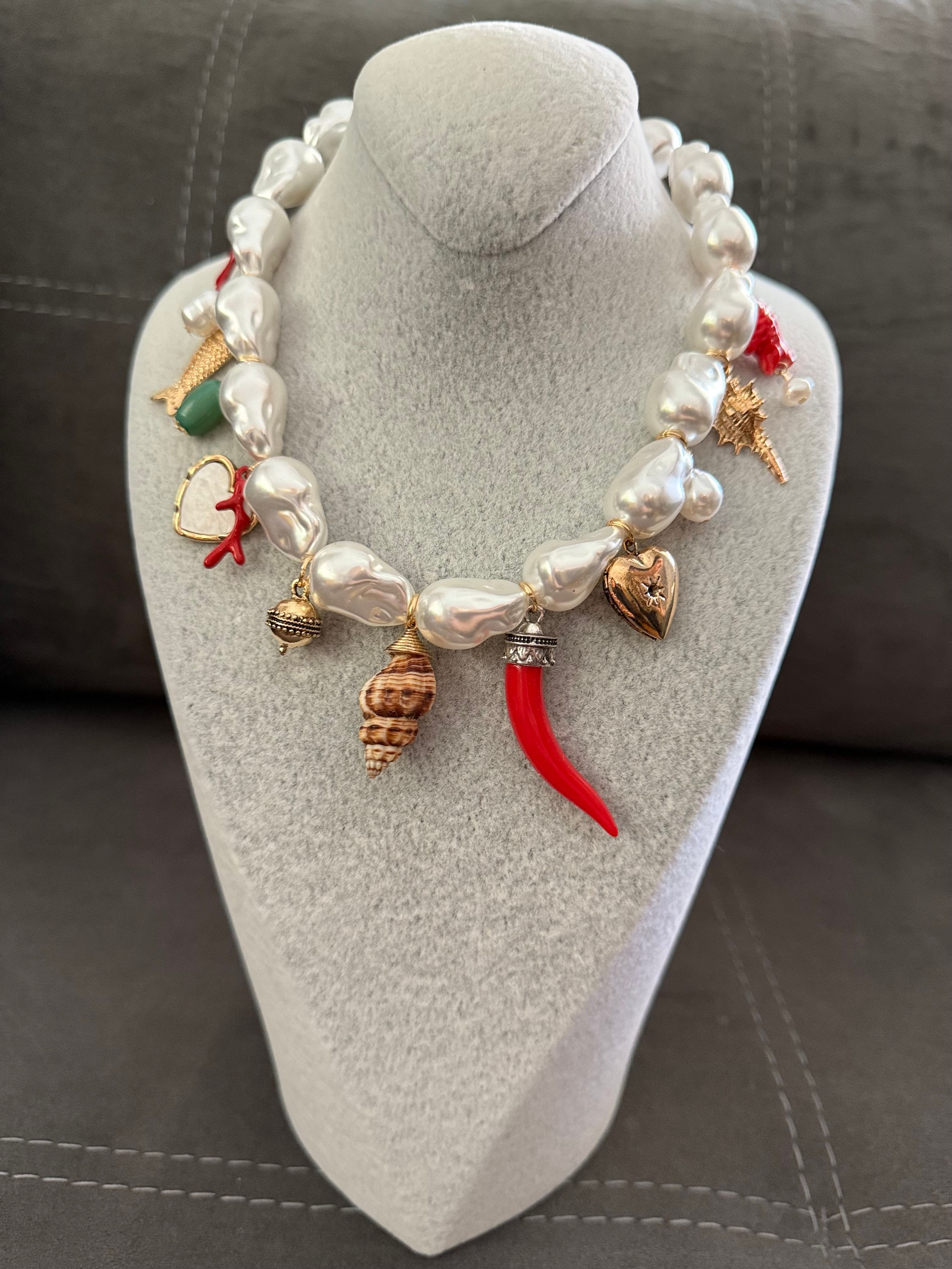 Charm Detaylı Suni İncili Kolye