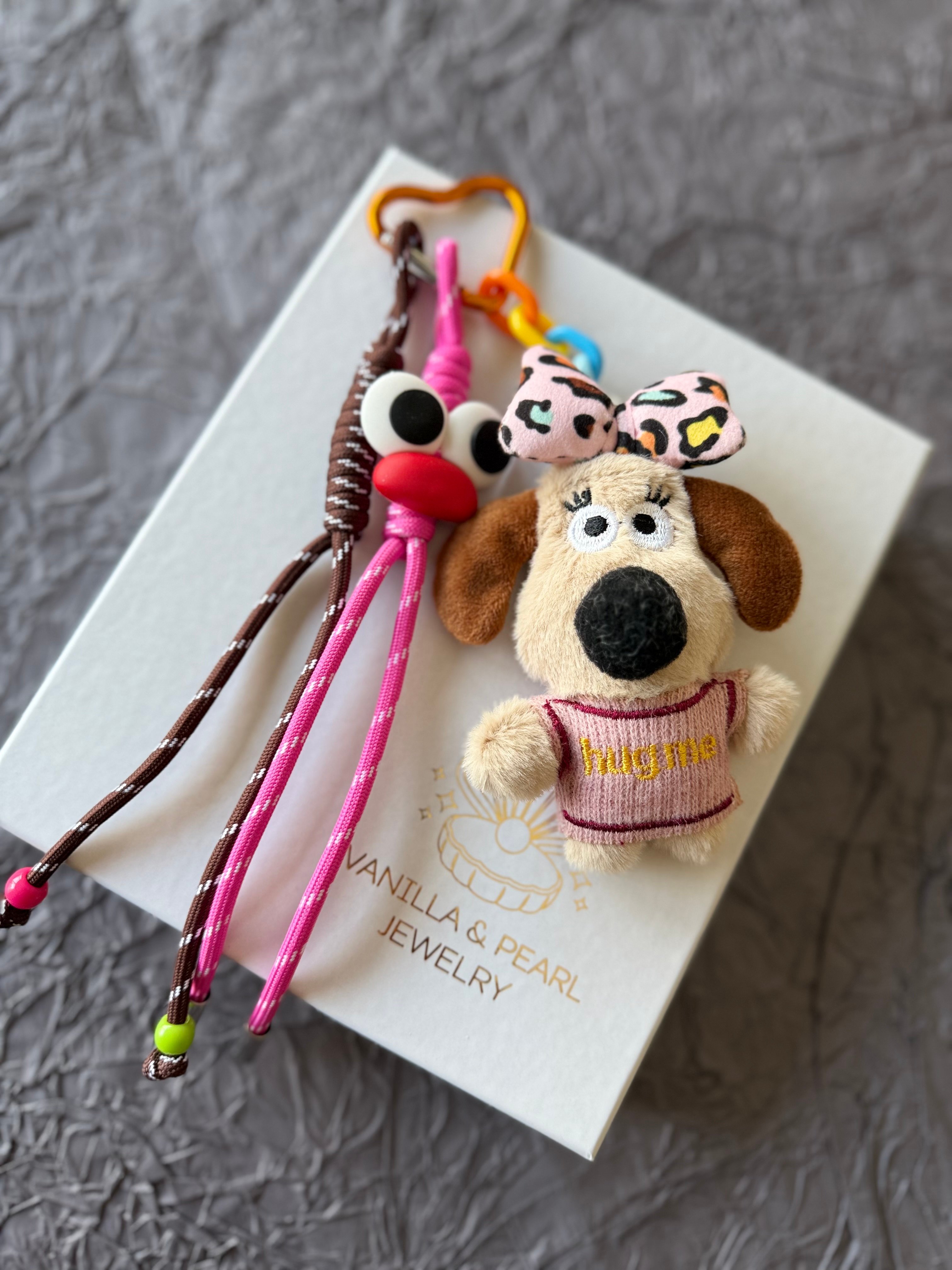Renkli ve 'Hug Me' Yazılı Köpek Detaylı Çanta Charm Seti