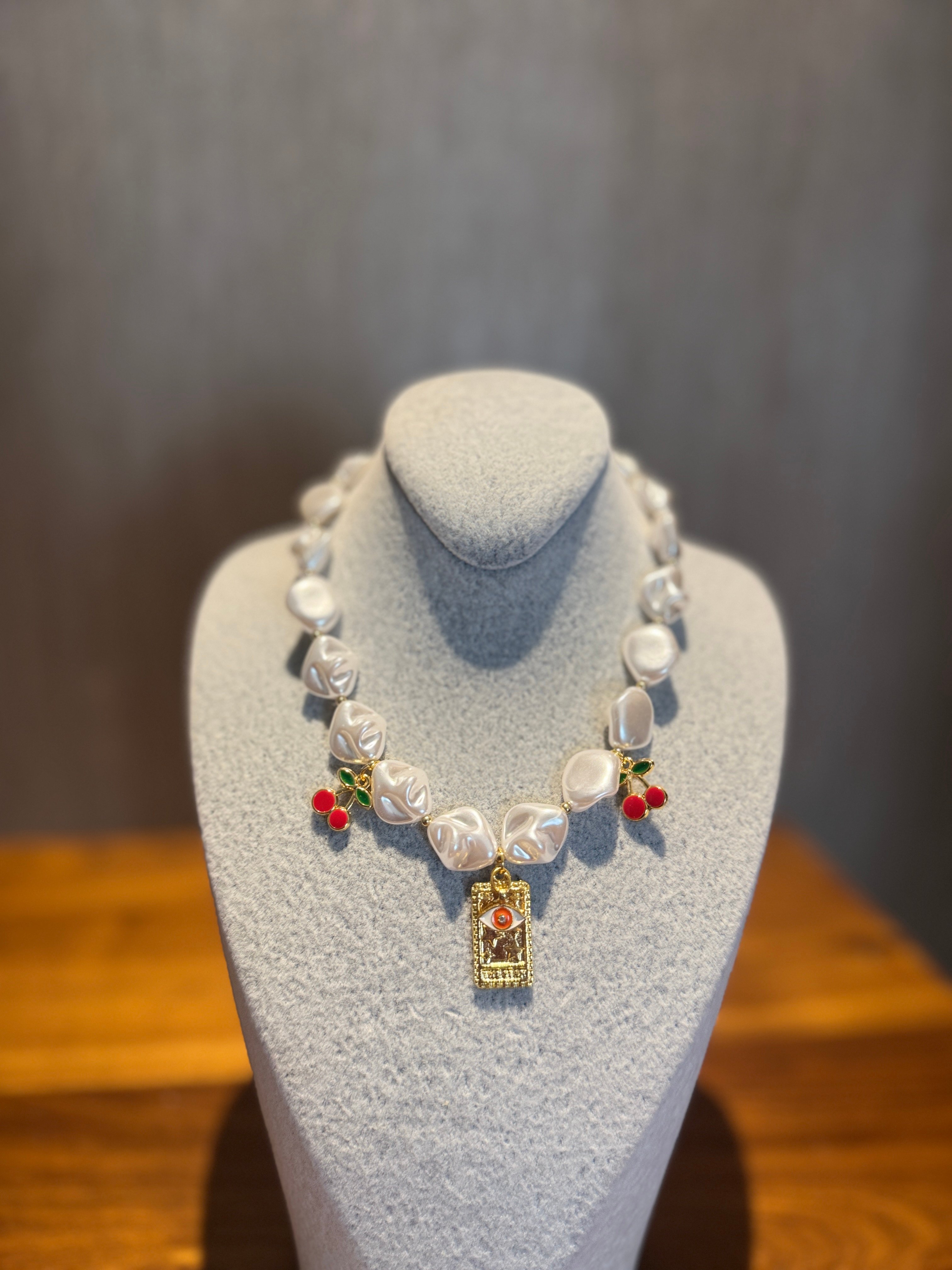 Charm Detaylı Özel Tasarım İnci Kolye