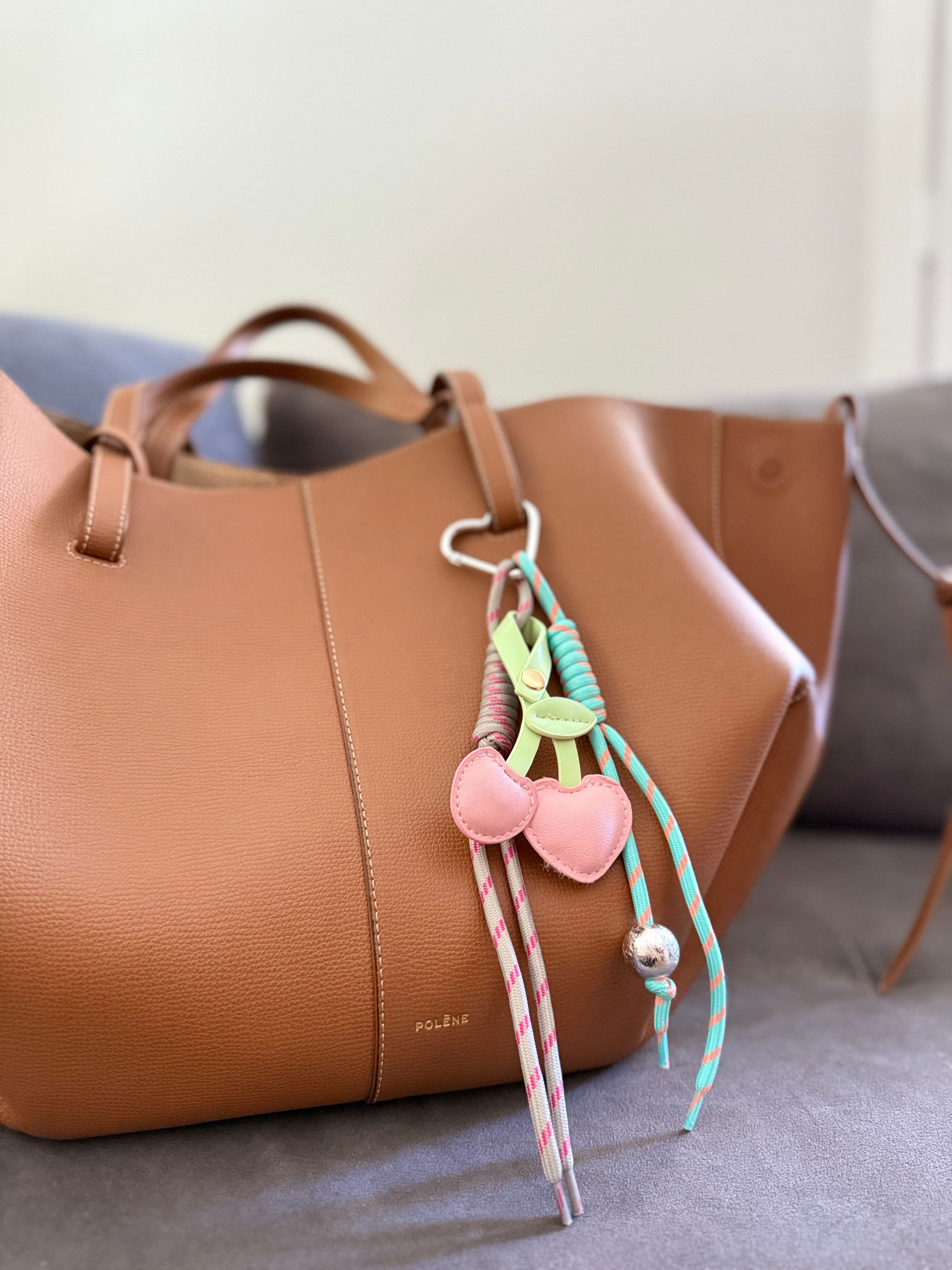 Pembe Kalp Detaylı Çok Renkli Çanta Charm