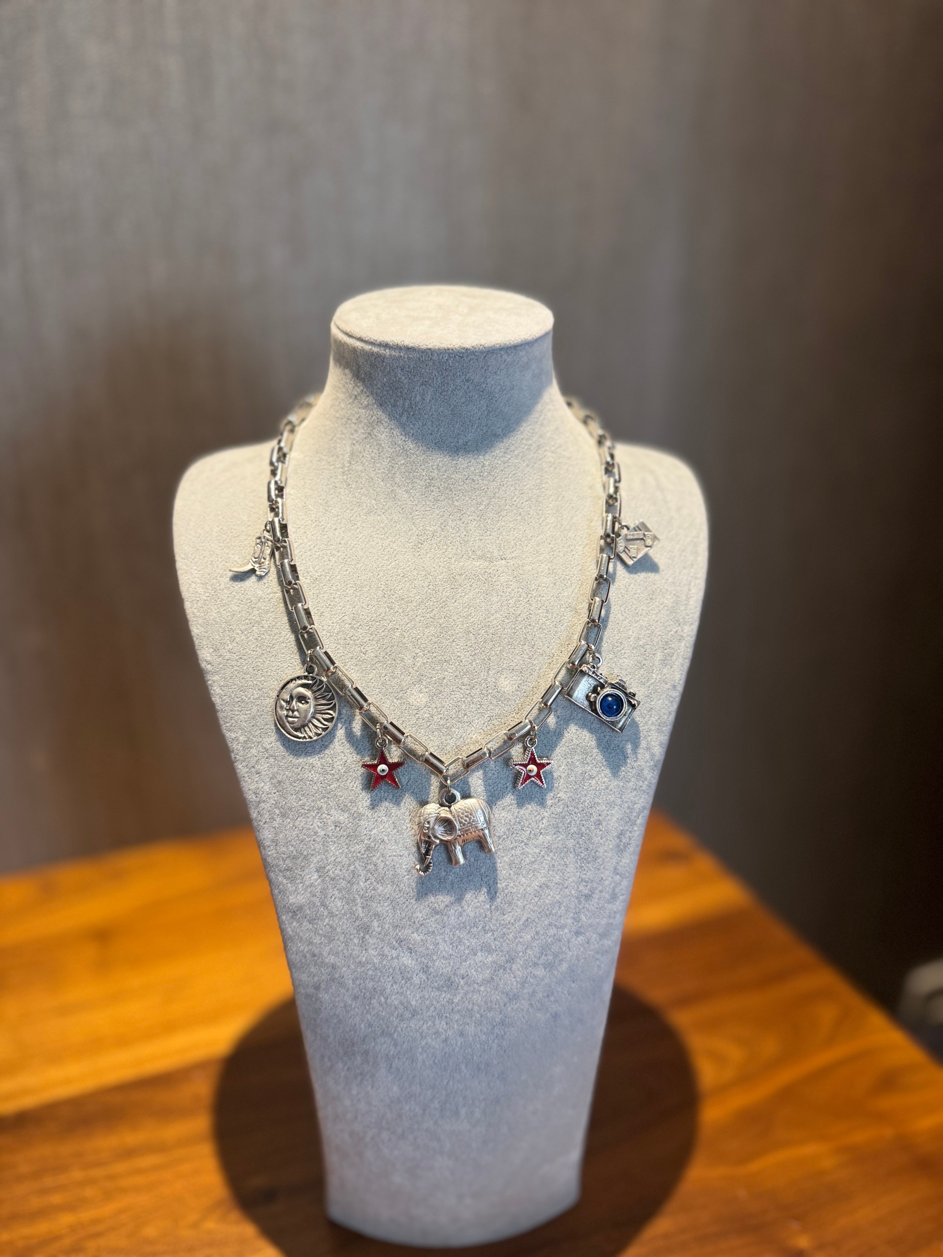 Charm Detaylı Özel Tasarım Silver Kolye
