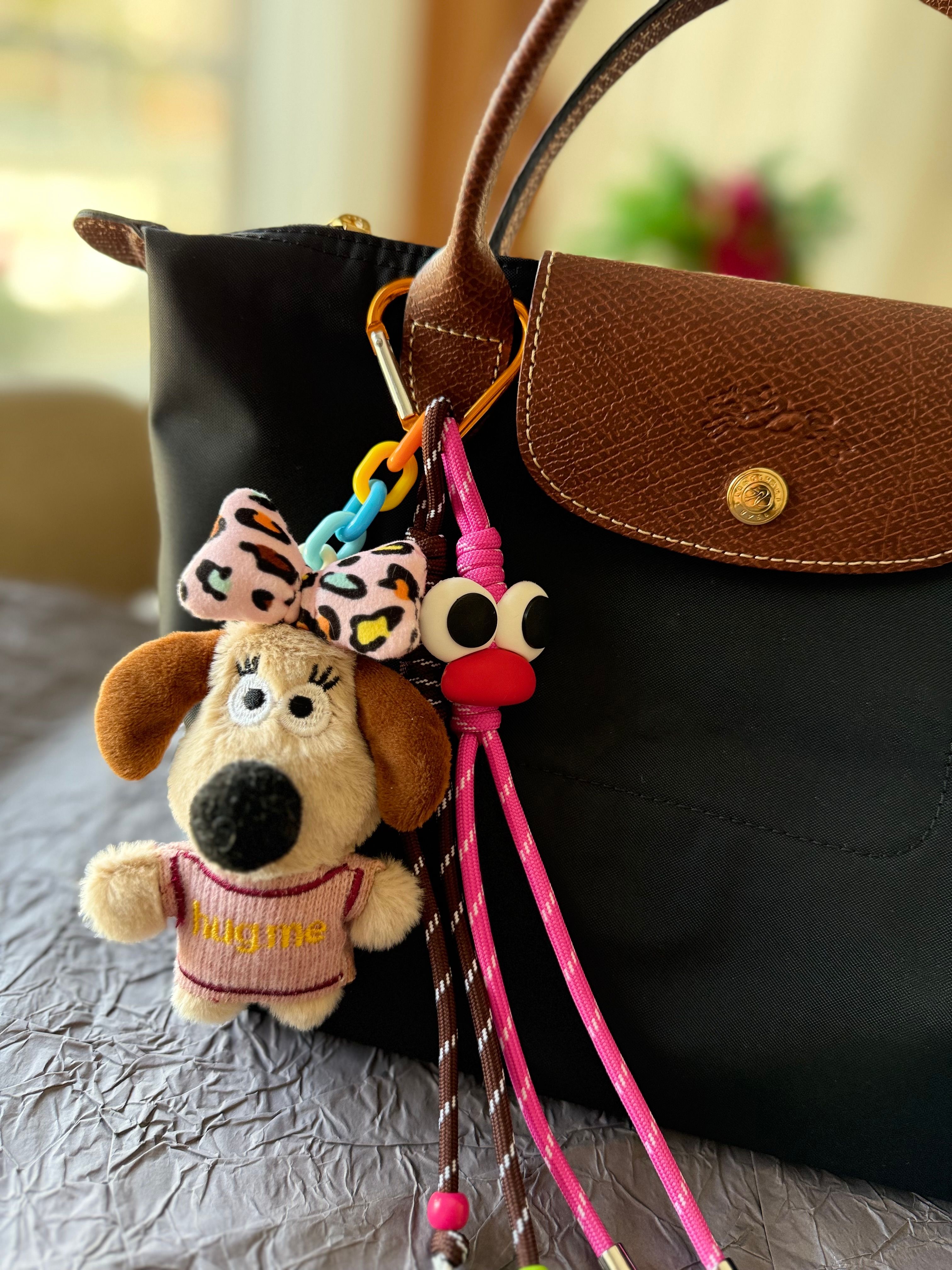 Renkli ve 'Hug Me' Yazılı Köpek Detaylı Çanta Charm Seti