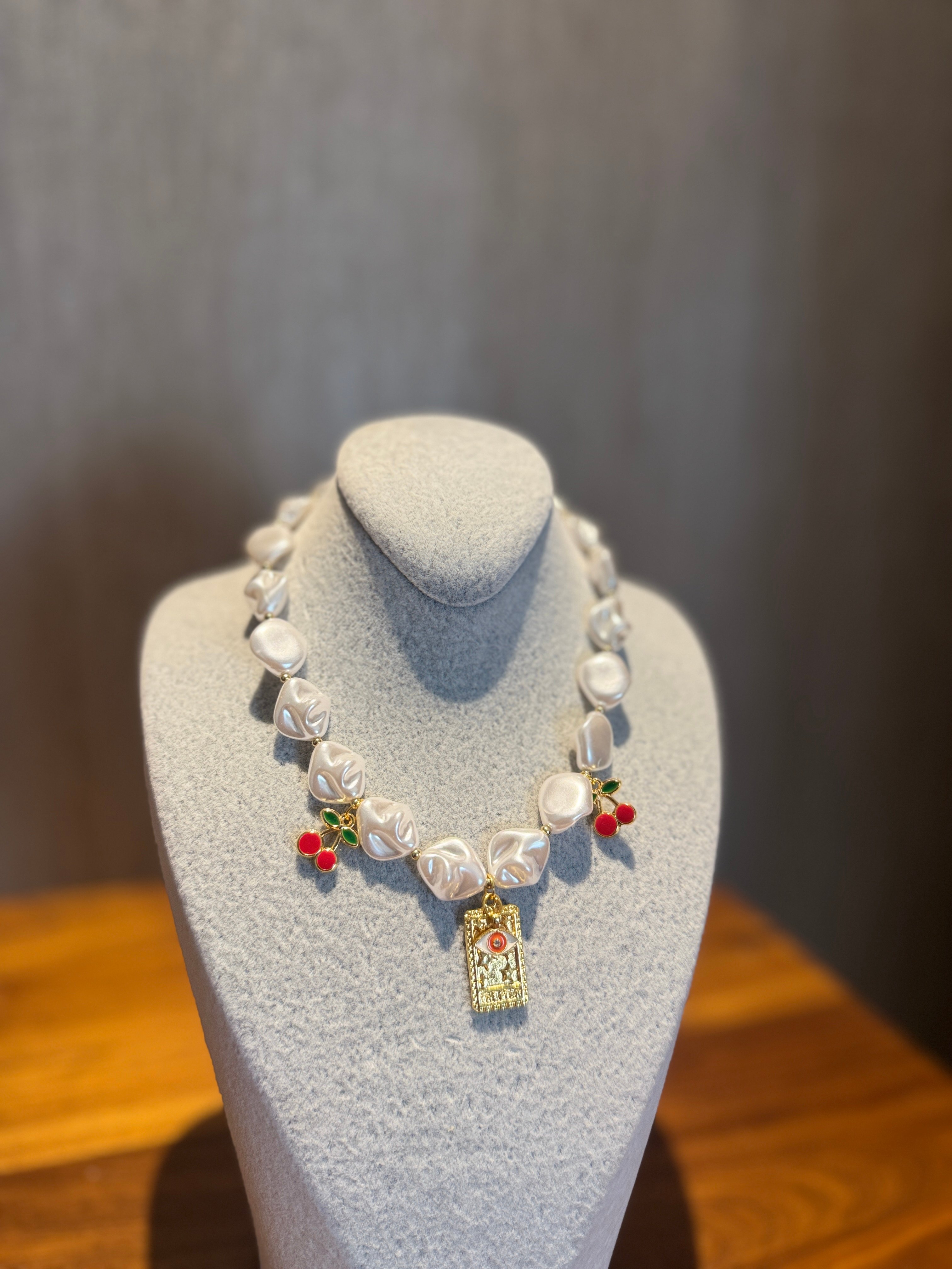 Charm Detaylı Özel Tasarım İnci Kolye
