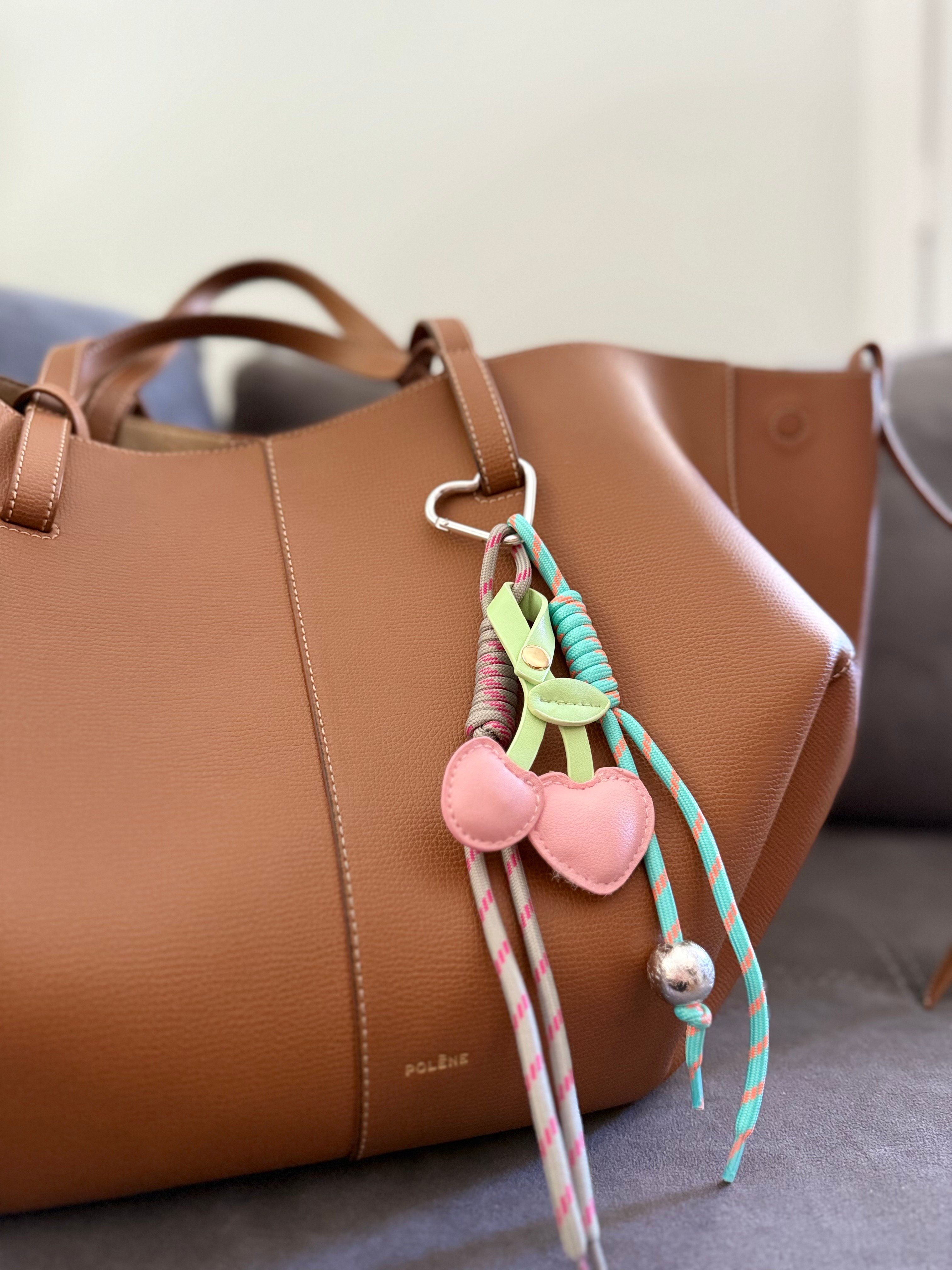 Pembe Kalp Detaylı Çok Renkli Çanta Charm