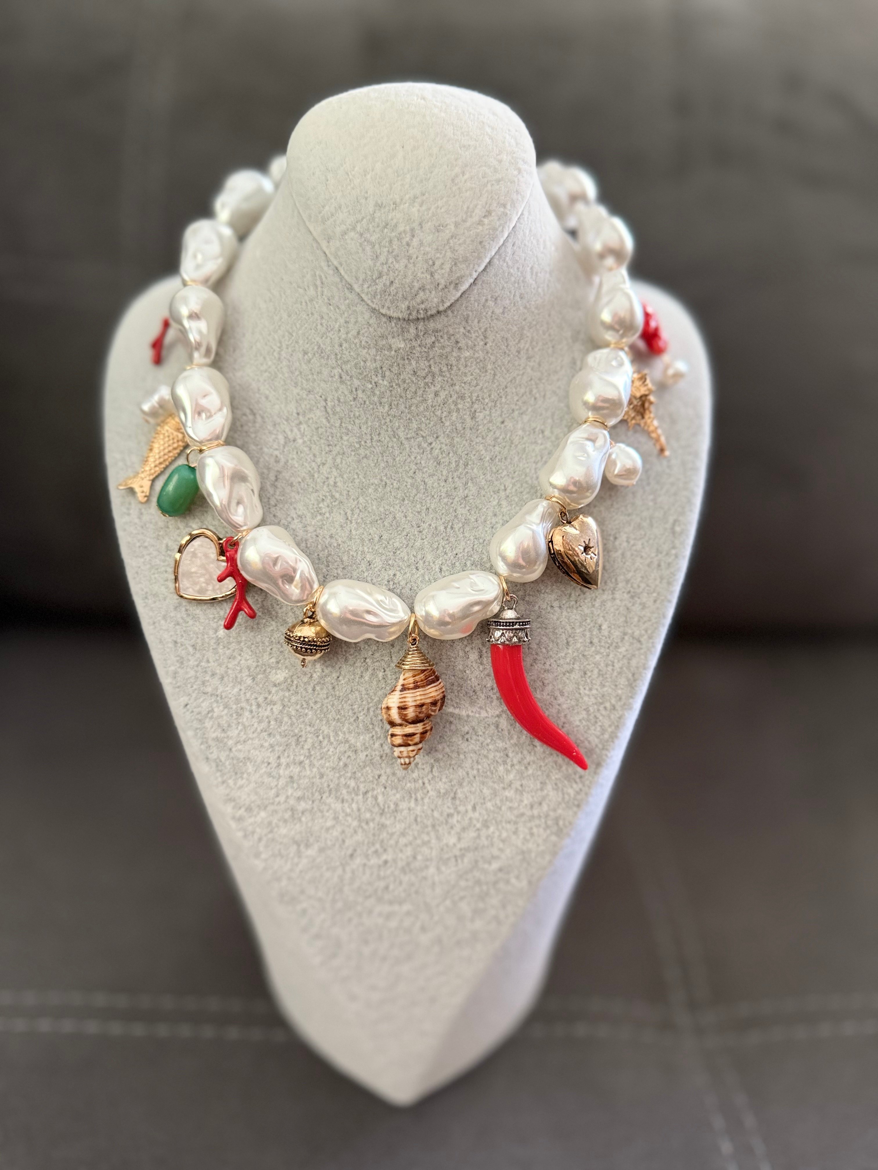 Charm Detaylı Suni İncili Kolye