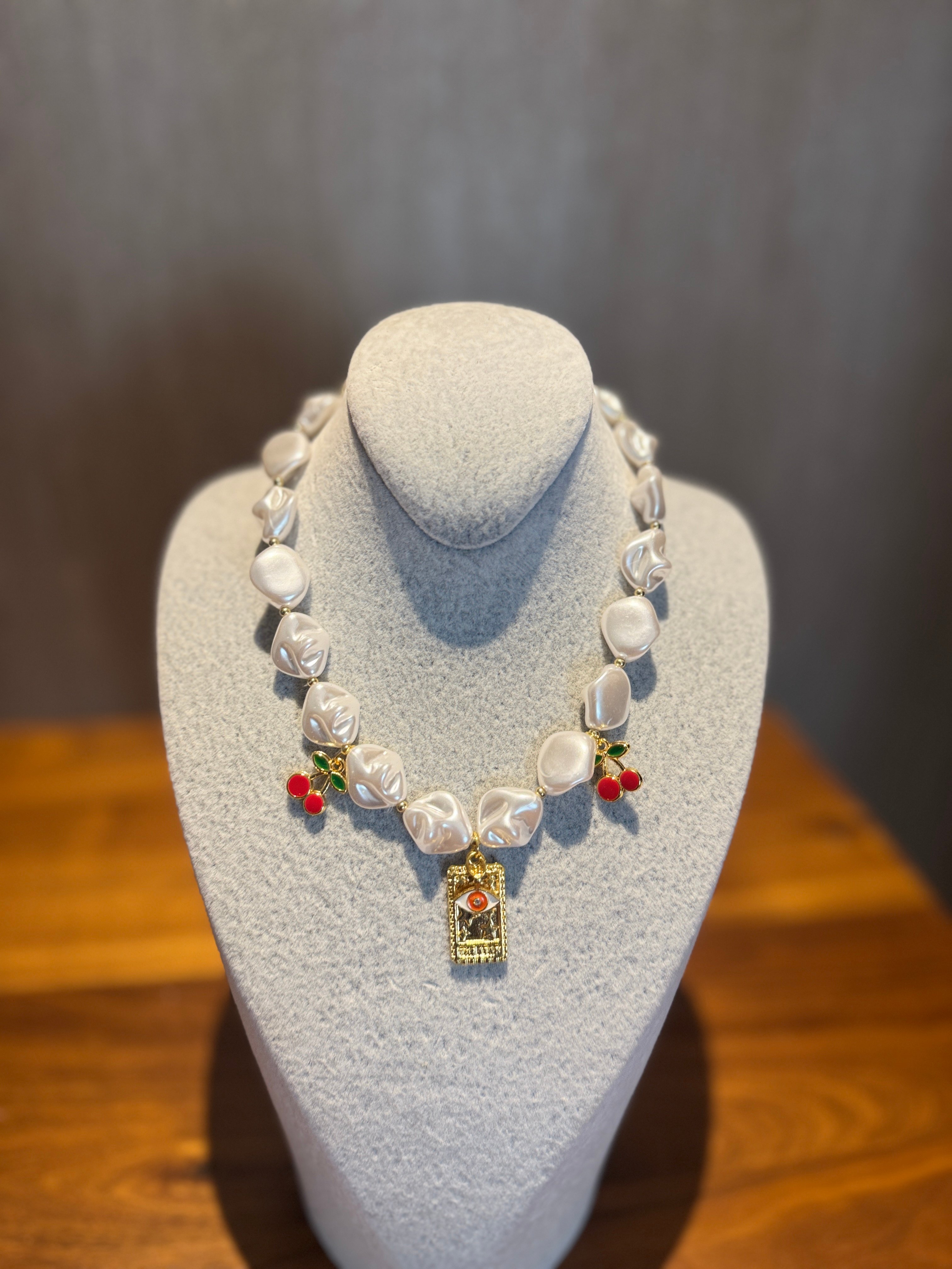 Charm Detaylı Özel Tasarım İnci Kolye