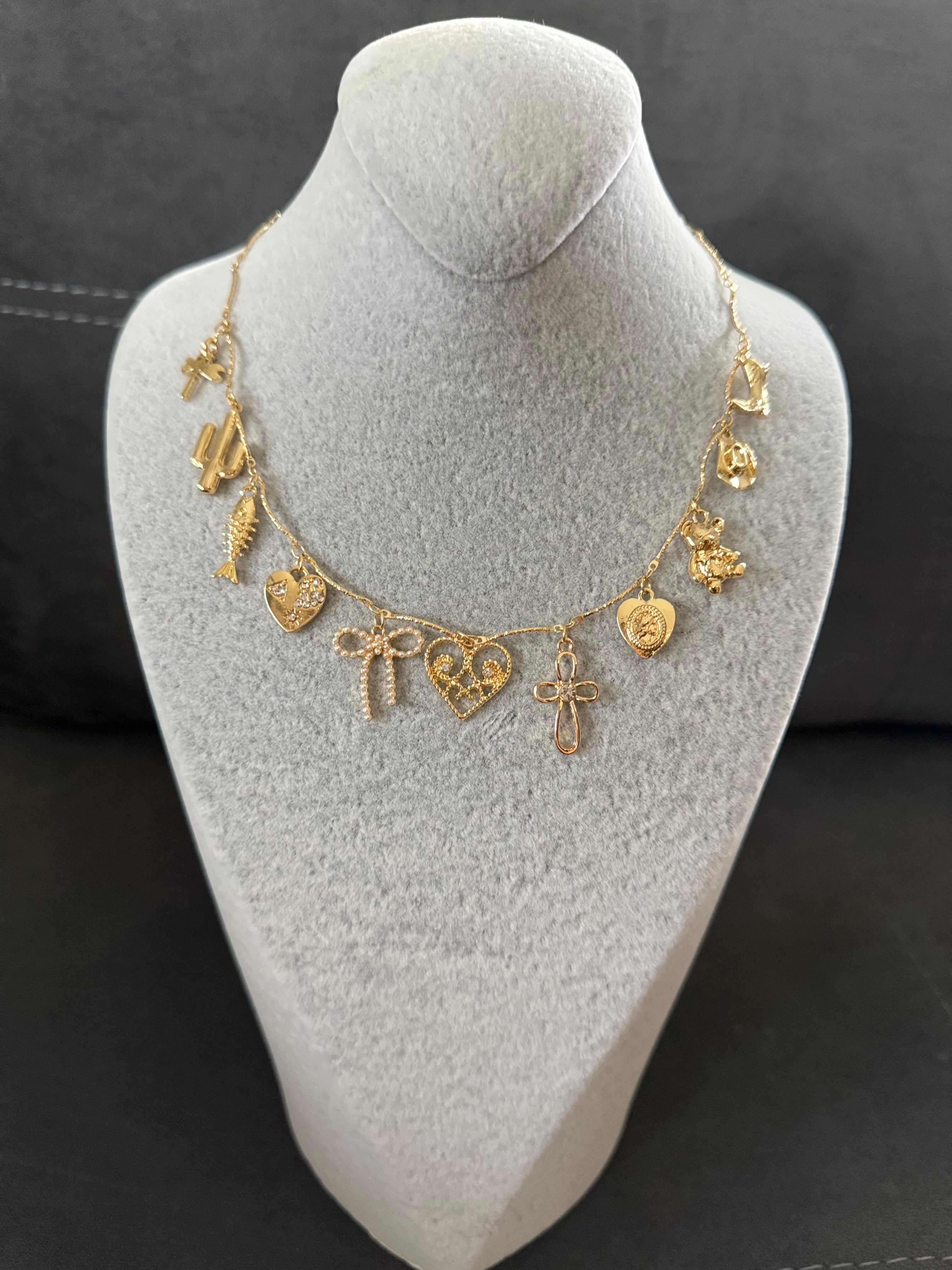 İncili Kurdele ve Çok Charm Detaylı Gold Metal Kolye