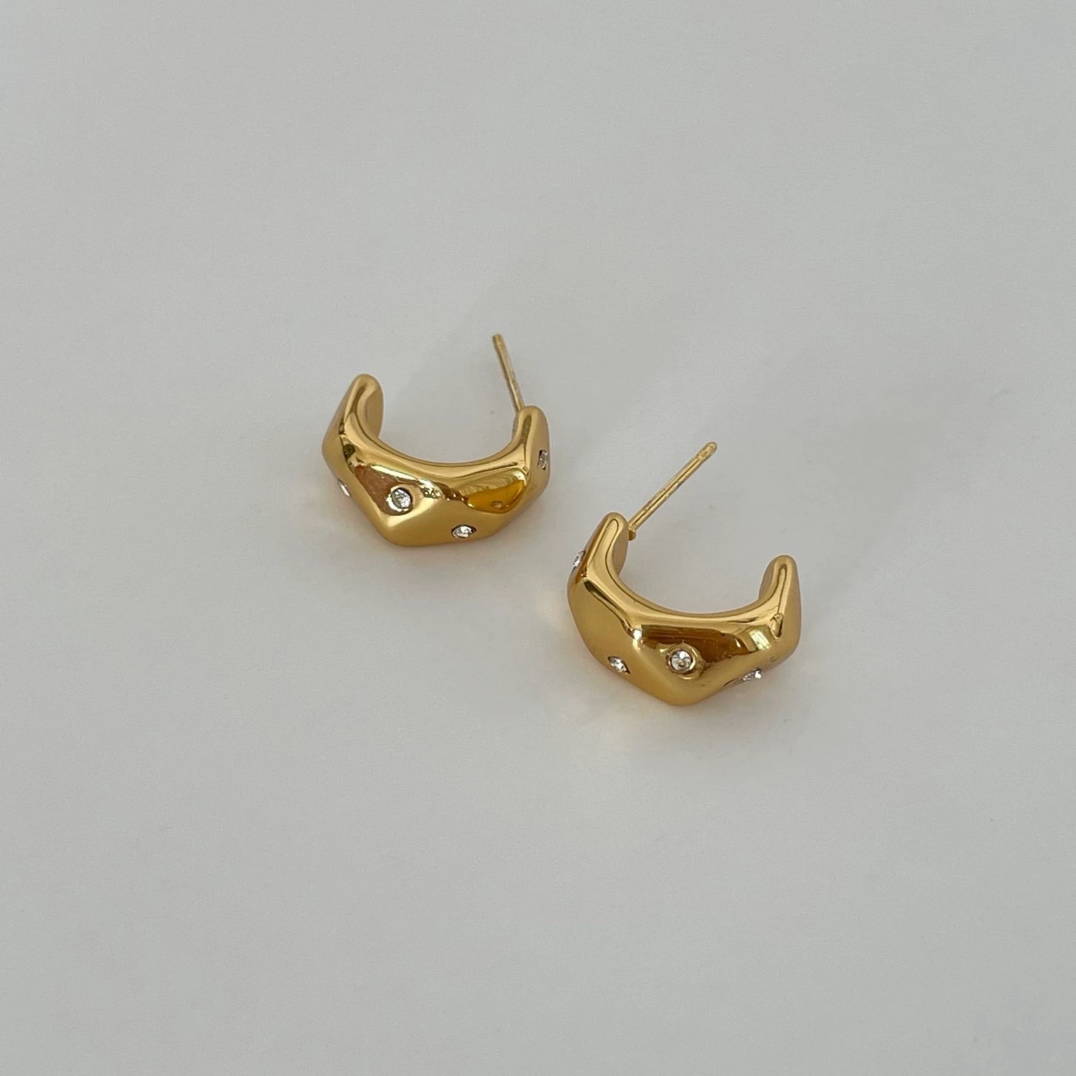 Çelik Mini Taş Zikzak Küpe