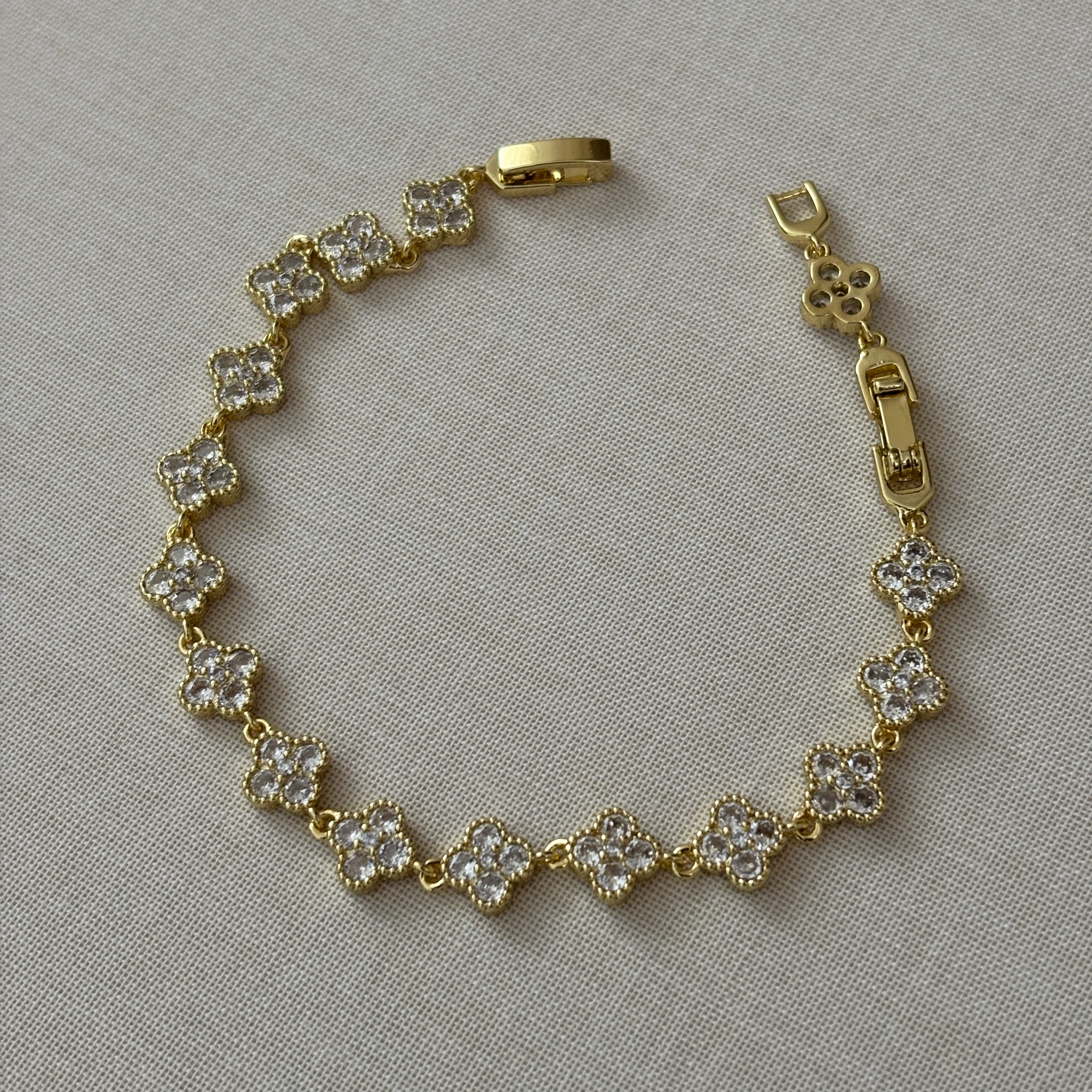 Vip Seri Beyaz Taş Yonca Bileklik