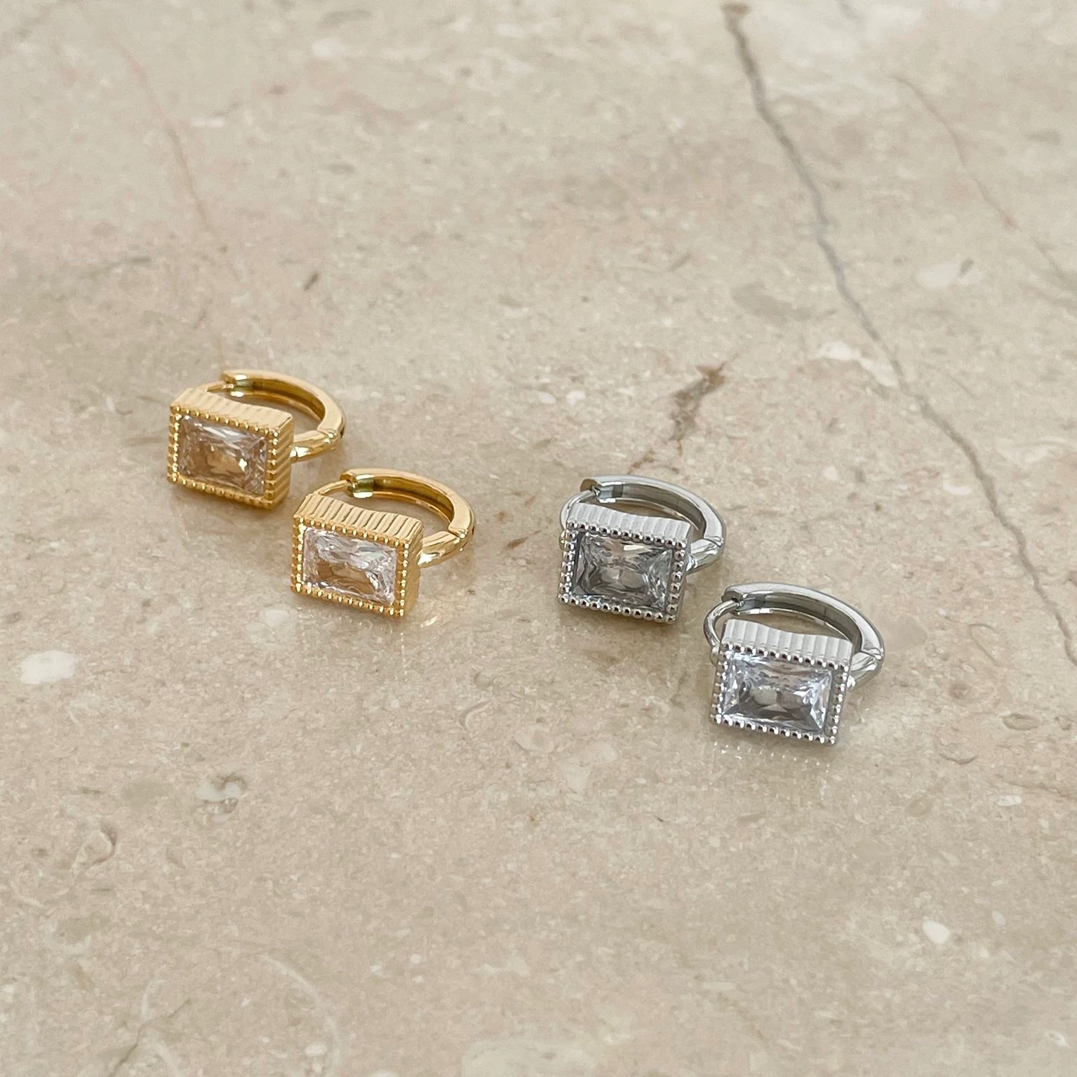 Çelik Mini Baget Taşlı Küpe