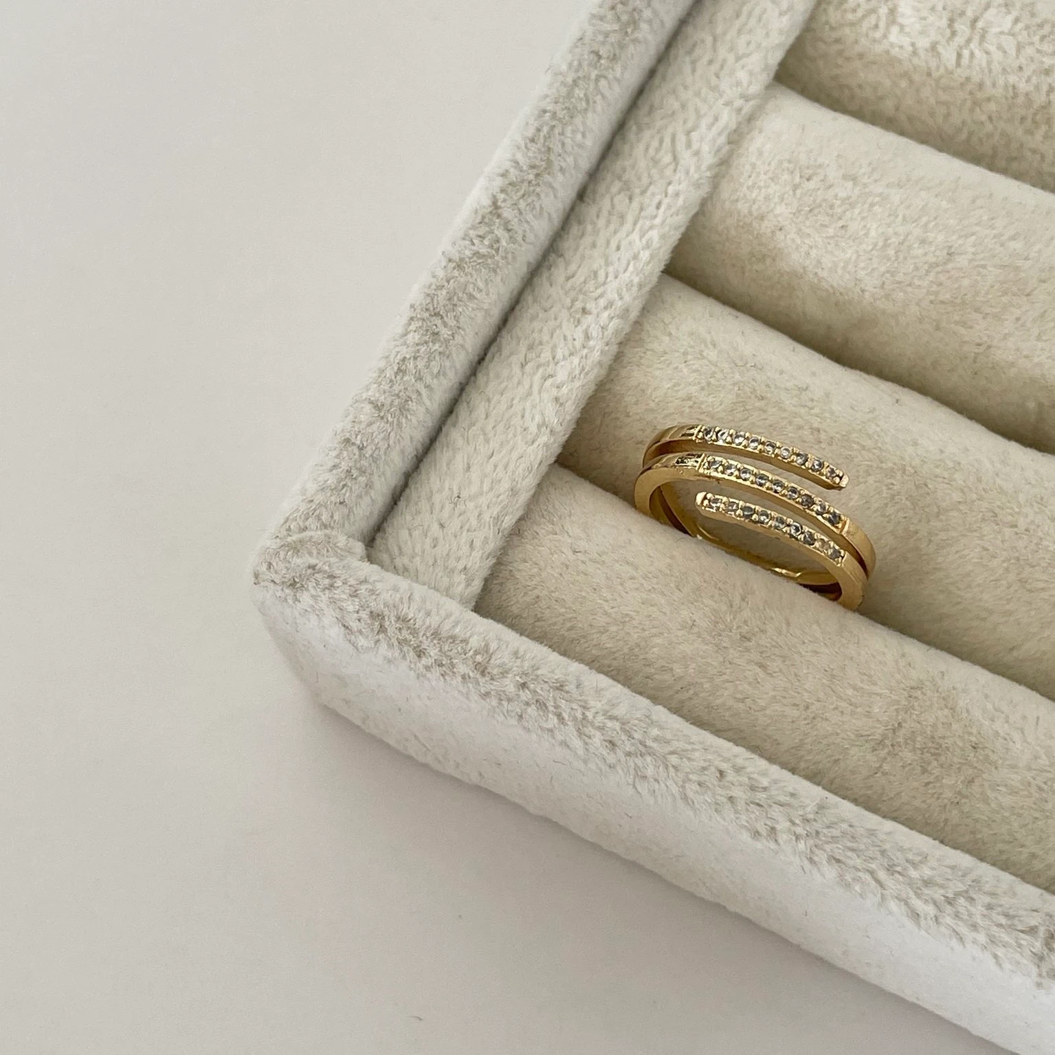 Vip Seri Taşlı Sarmal Yüzük