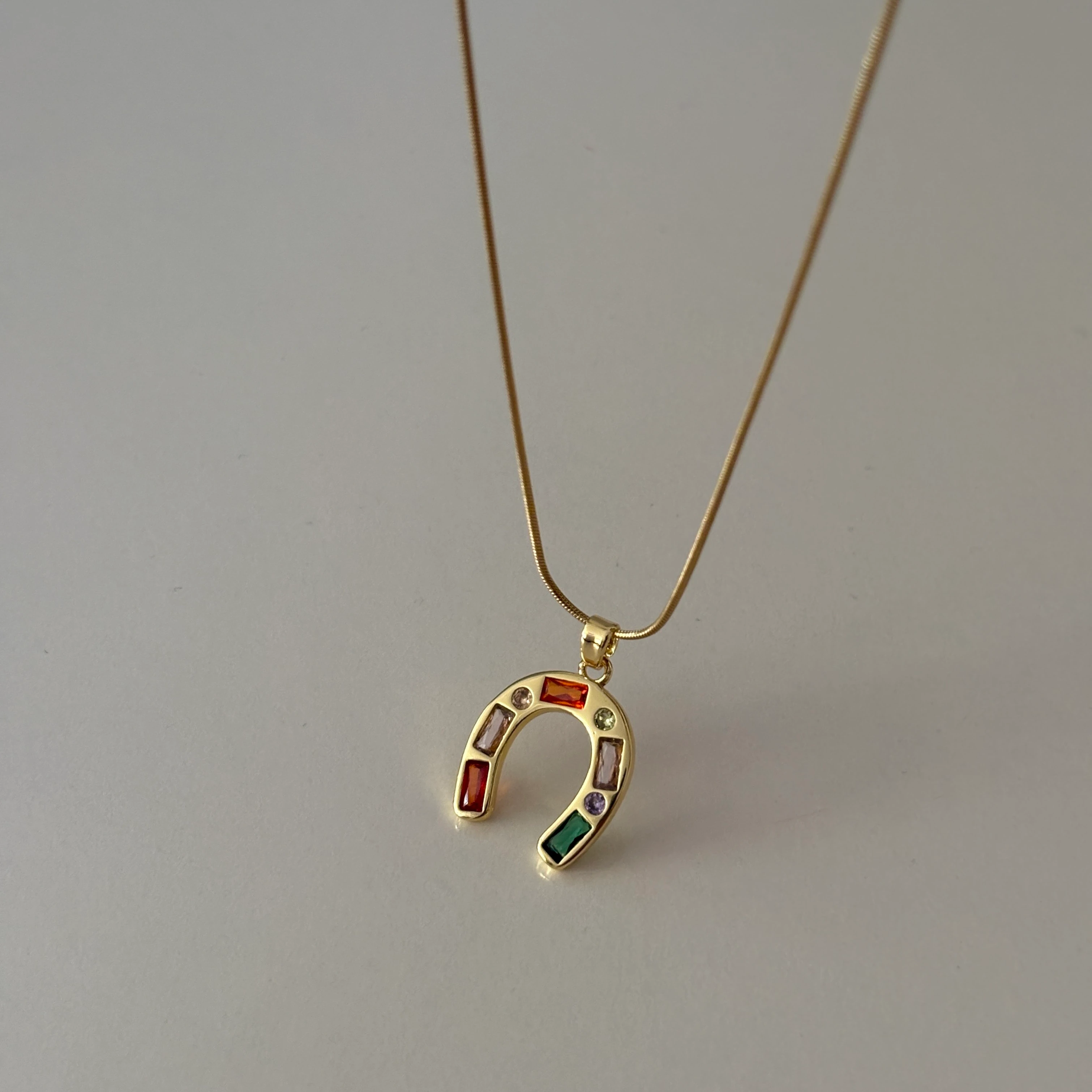 Çelik Renkli Taşlı Nal Kolye