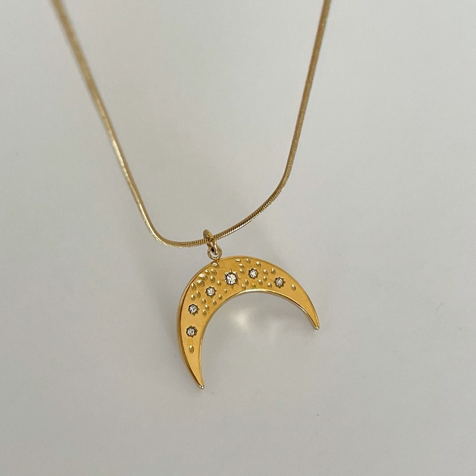 Çelik Taş Detay Hilal Kolye