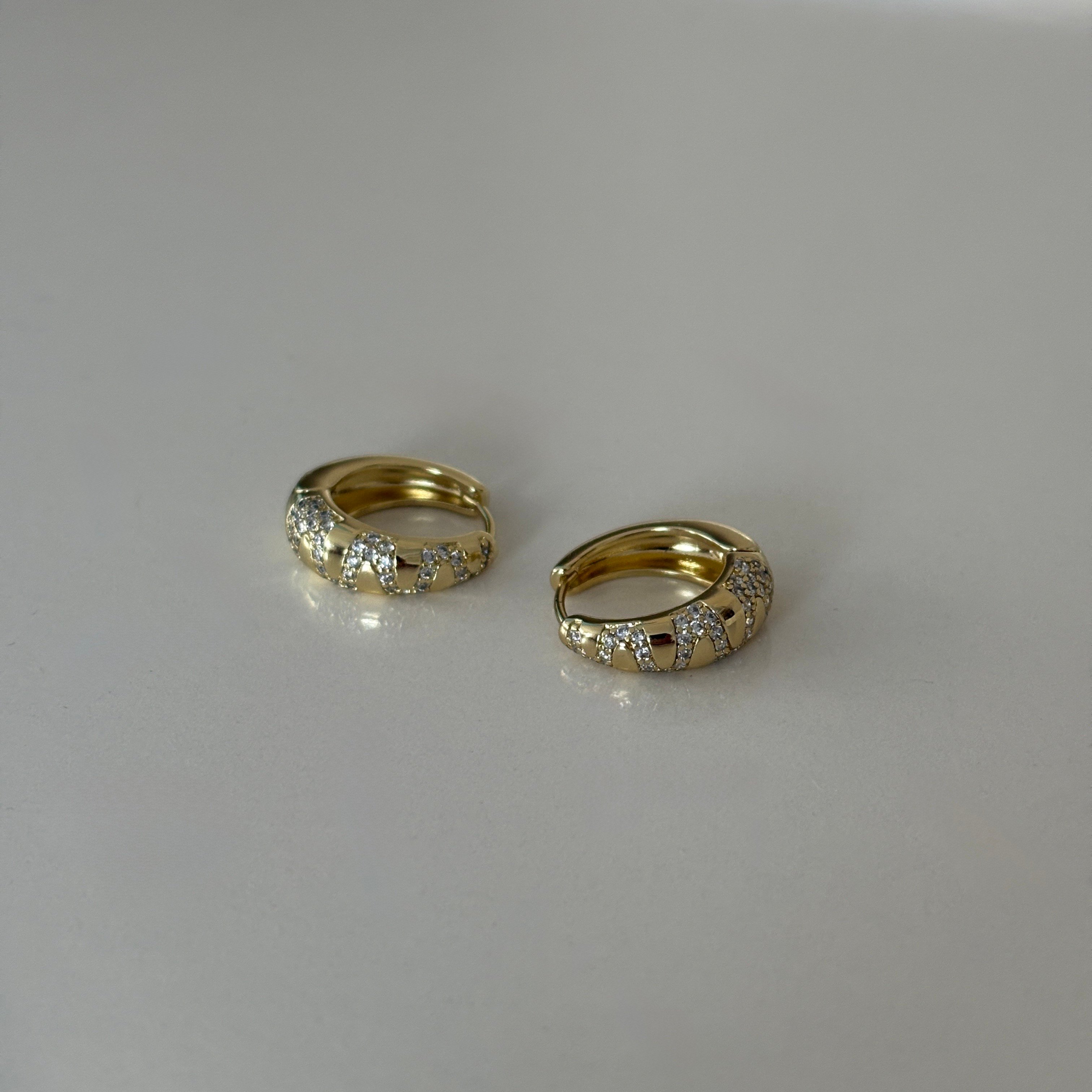 Xuping Elips Taşlı Gold Küpe