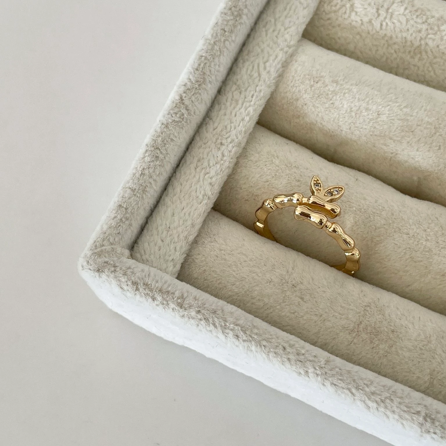 Vip Seri Taş Detay Tavşan Kulak Yüzük 