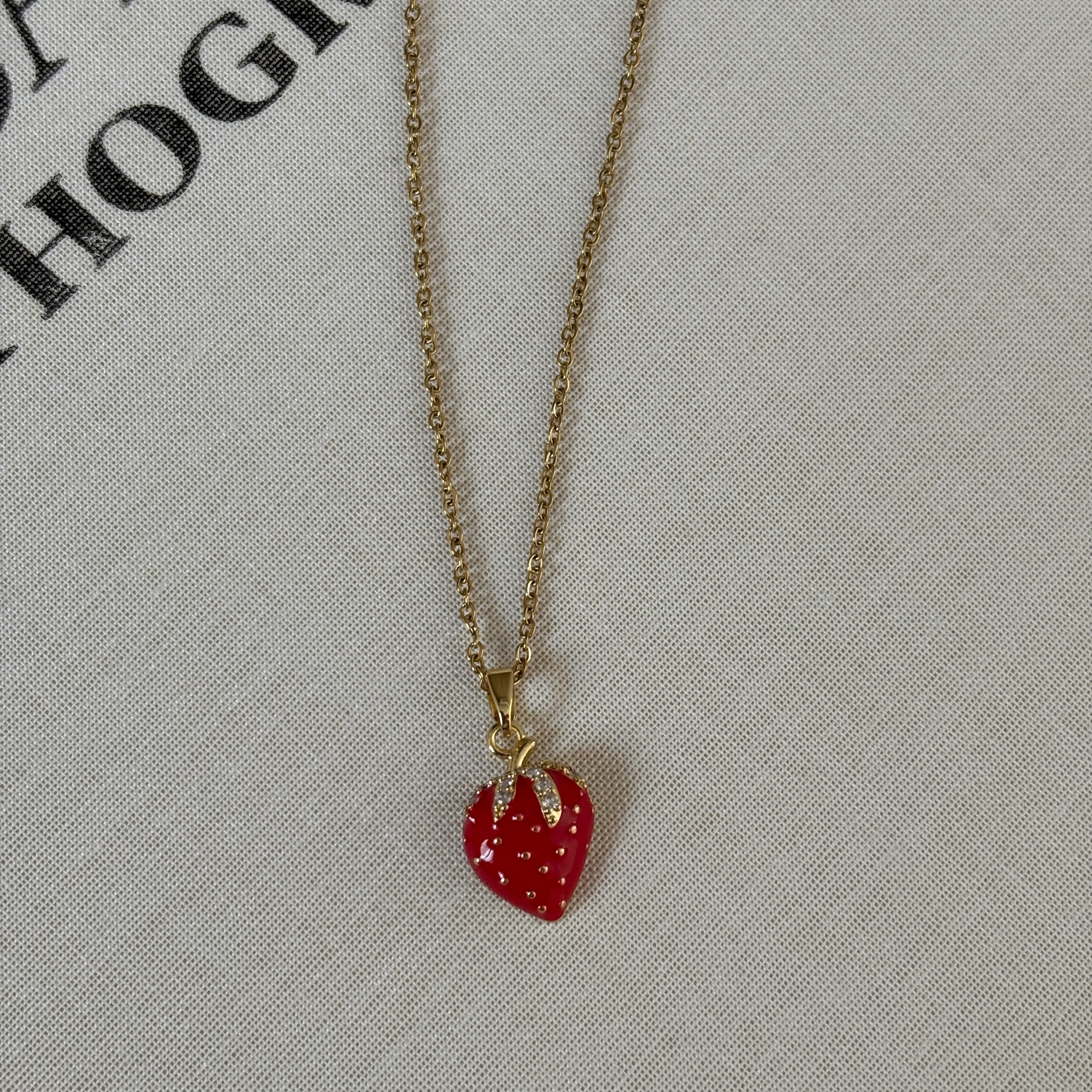 Çelik Taş Detay Çilek Kolye