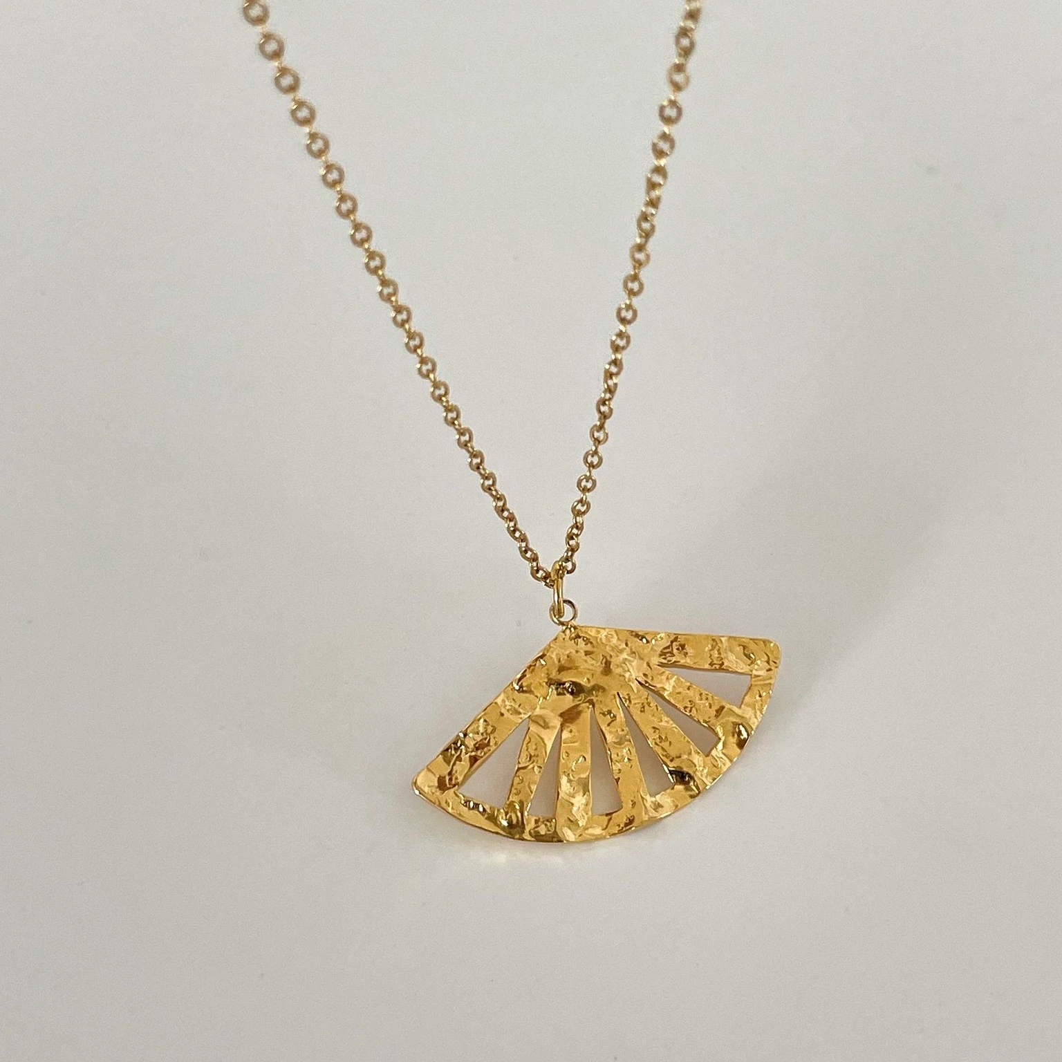 Çelik Dokulu Yelpaze Kolye