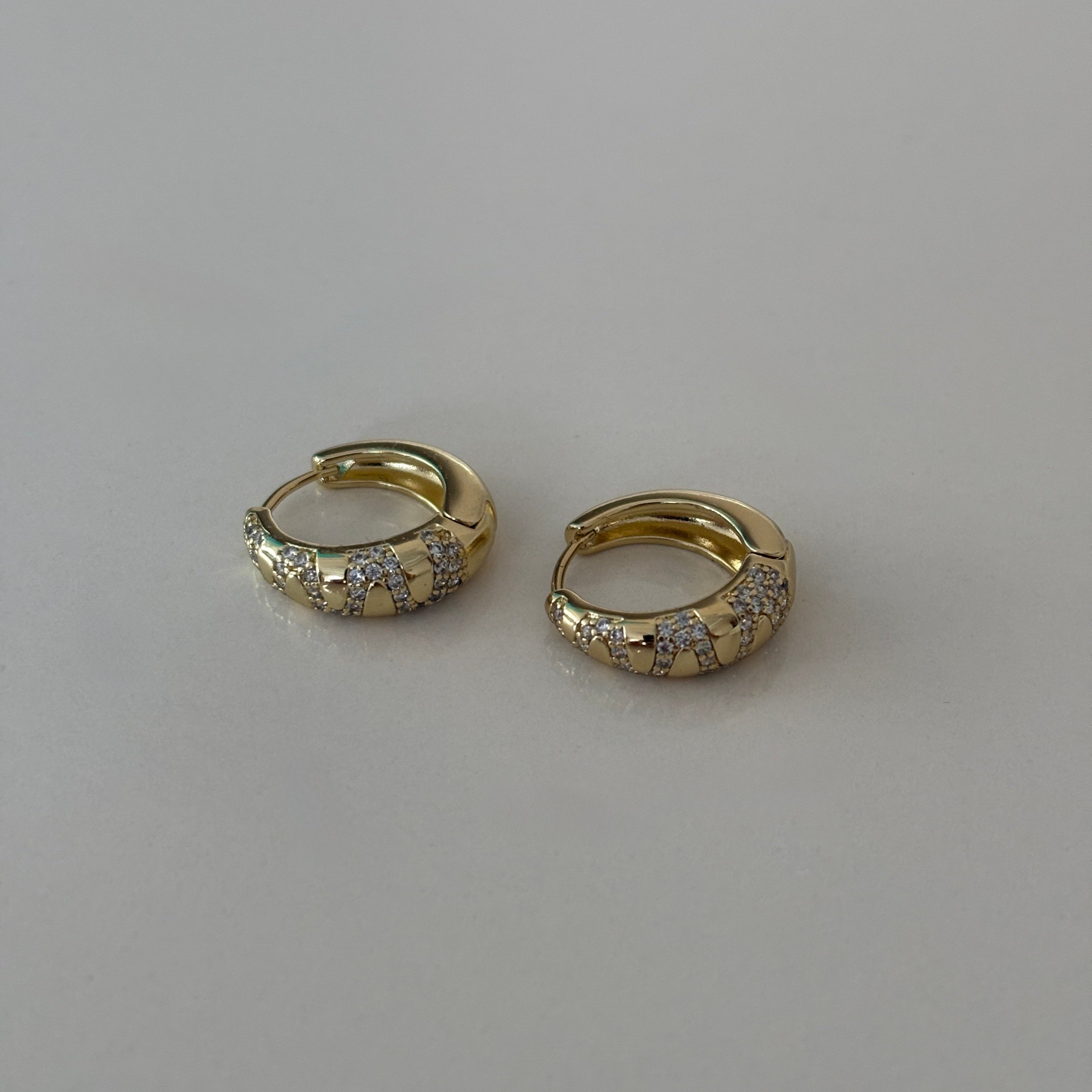 Xuping Elips Taşlı Gold Küpe