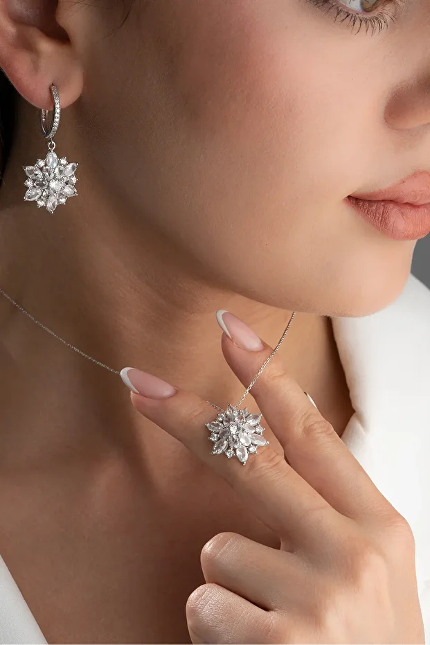 Gümüş Işıklı Kutuda Beyaz Lotus (Kolye-Küpe) Seti