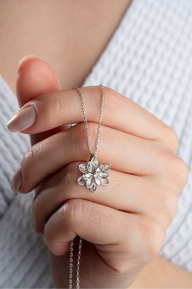 Gümüş Beyaz Taşlı Lotus Kolye