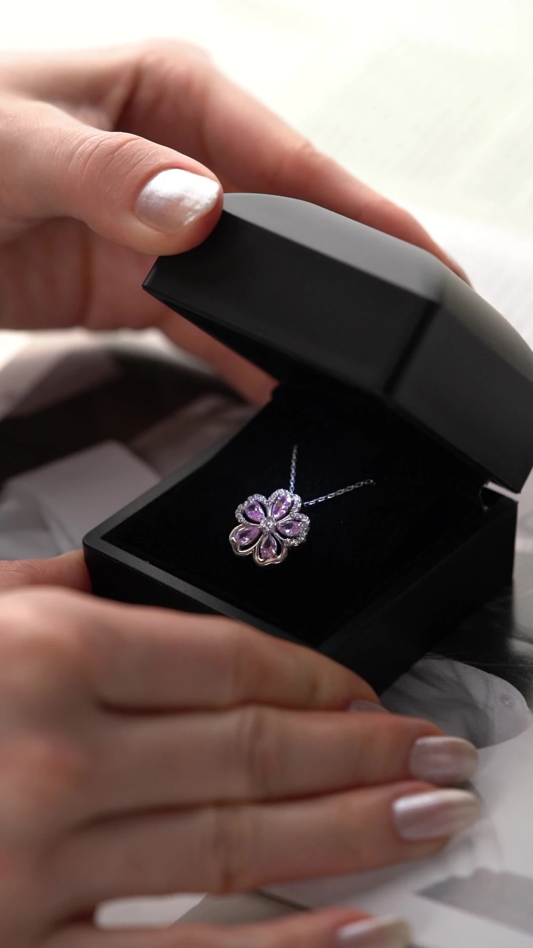 Gümüş Işıklı Kutuda Nergis Çiçeği Kolye