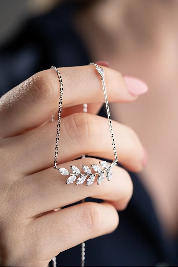 Gümüş Işıklı Kutuda Yaprak Kolye