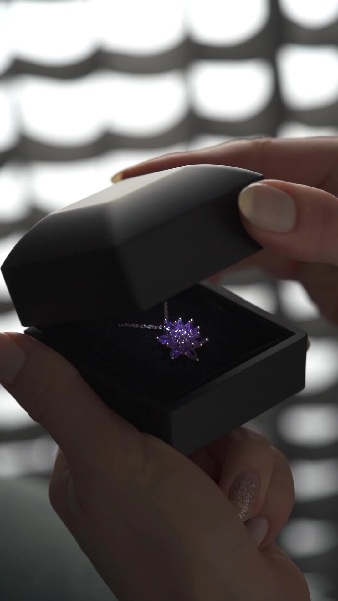 Gümüş Işıklı Kutuda Buzlu Mor Lotus Çiçeği Kolye