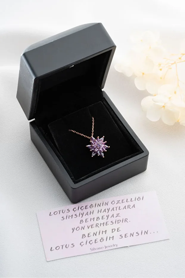 Gümüş Işıklı Kutuda Buzlu Mor Lotus Çiçeği Kolye
