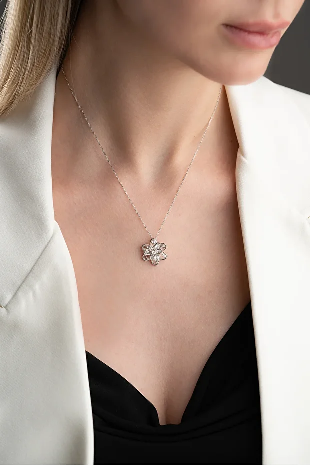 Gümüş Işıklı Kutuda Beyaz Taşlı Katmanlı Lotus Kolye