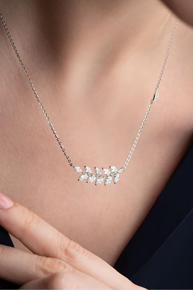 Gümüş Işıklı Kutuda Yaprak Kolye