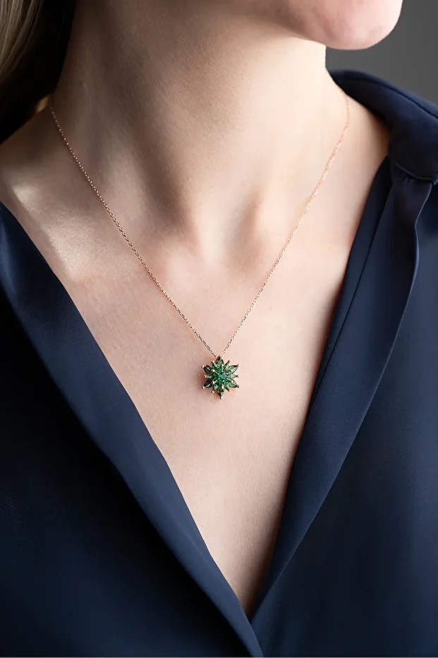 Gümüş Işıklı Kutu Zümrüt Yeşil Taşlı Lotus Kolye