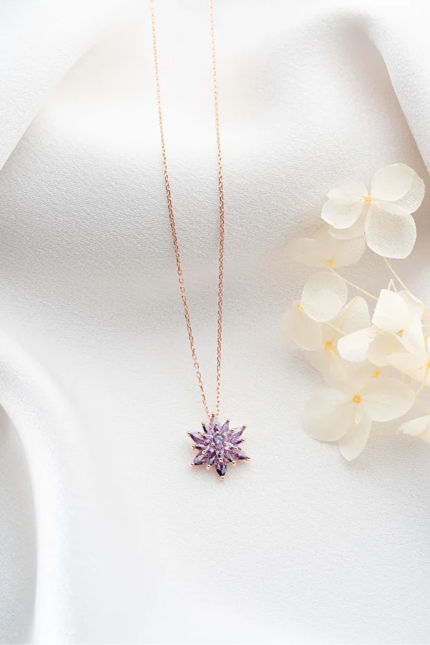 Gümüş Işıklı Kutuda Buzlu Mor Lotus Çiçeği Kolye