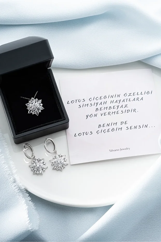 Gümüş Işıklı Kutuda Beyaz Lotus (Kolye-Küpe) Seti