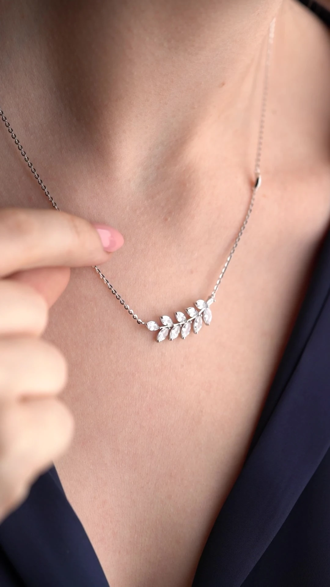 Gümüş Işıklı Kutuda Yaprak Kolye