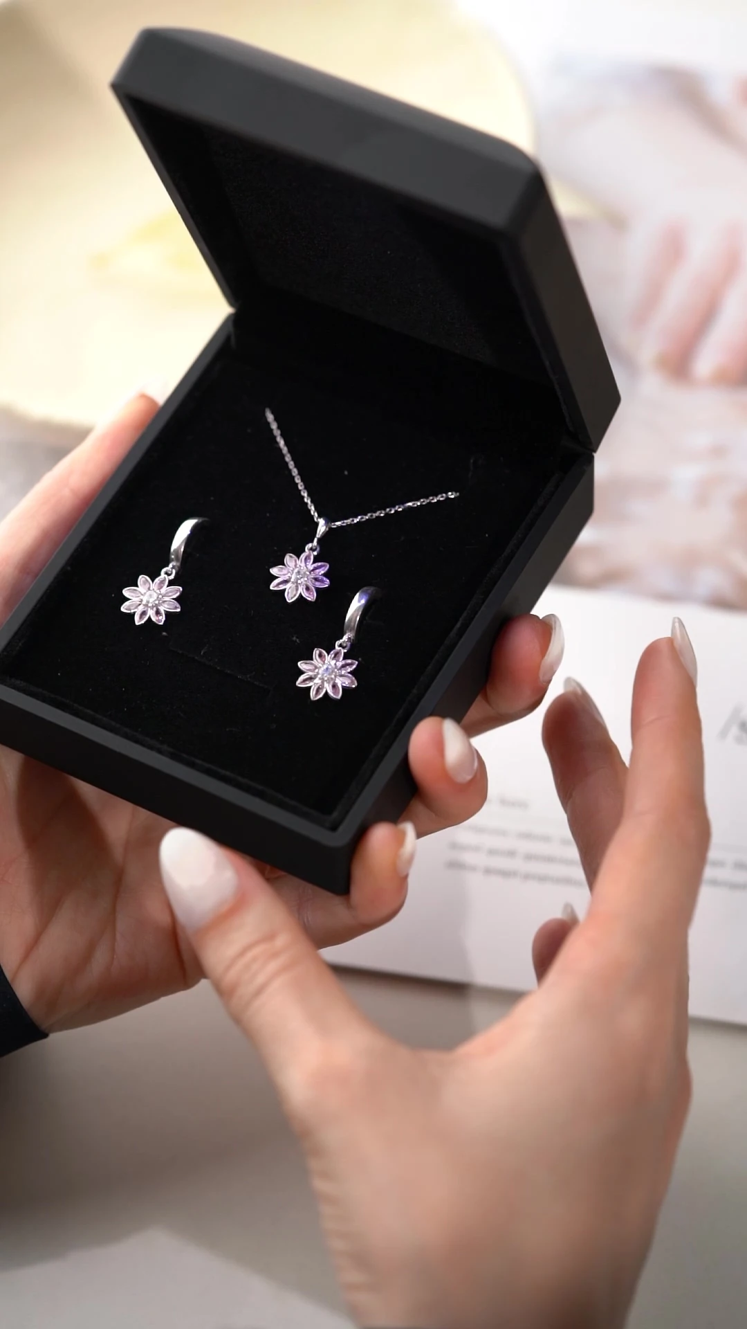 Gümüş Işıklı Kutu Pembe Taşlı Lotus Takı (Kolye-Küpe) Seti