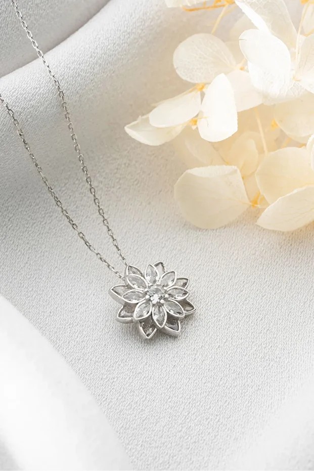 Gümüş Işıklı Kutuda Lotus Çiçeği Kolye