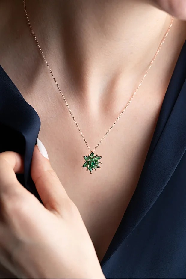 Gümüş Işıklı Kutu Zümrüt Yeşil Taşlı Lotus Kolye