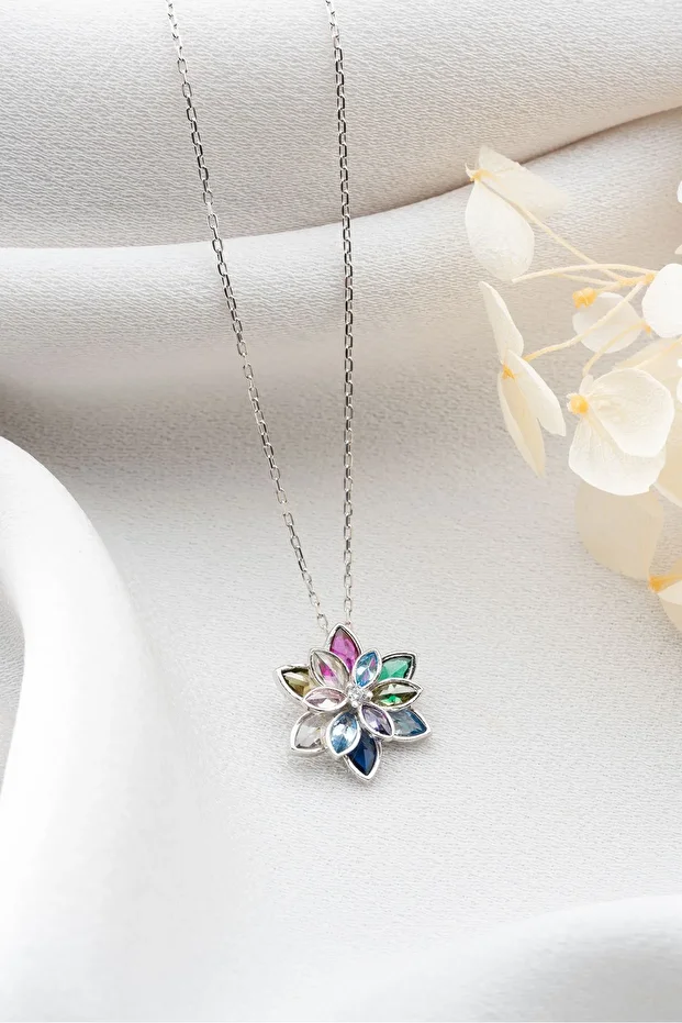 Gümüş Renkli Lotus Çiçeği Kolye