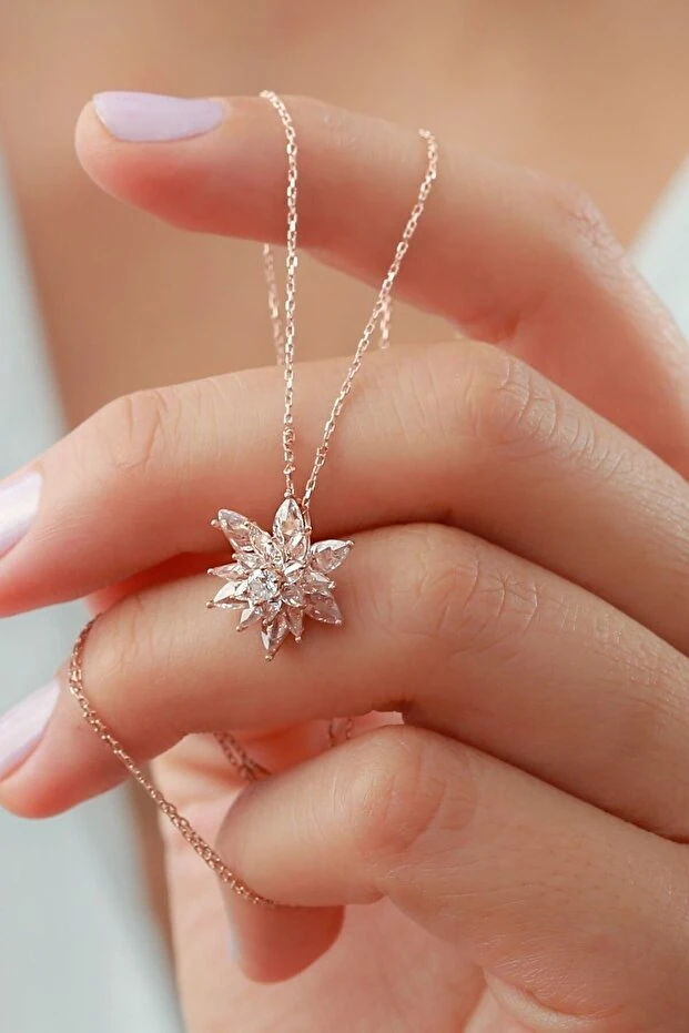 Gümüş Beyaz Lotus Çiçeği Kolye